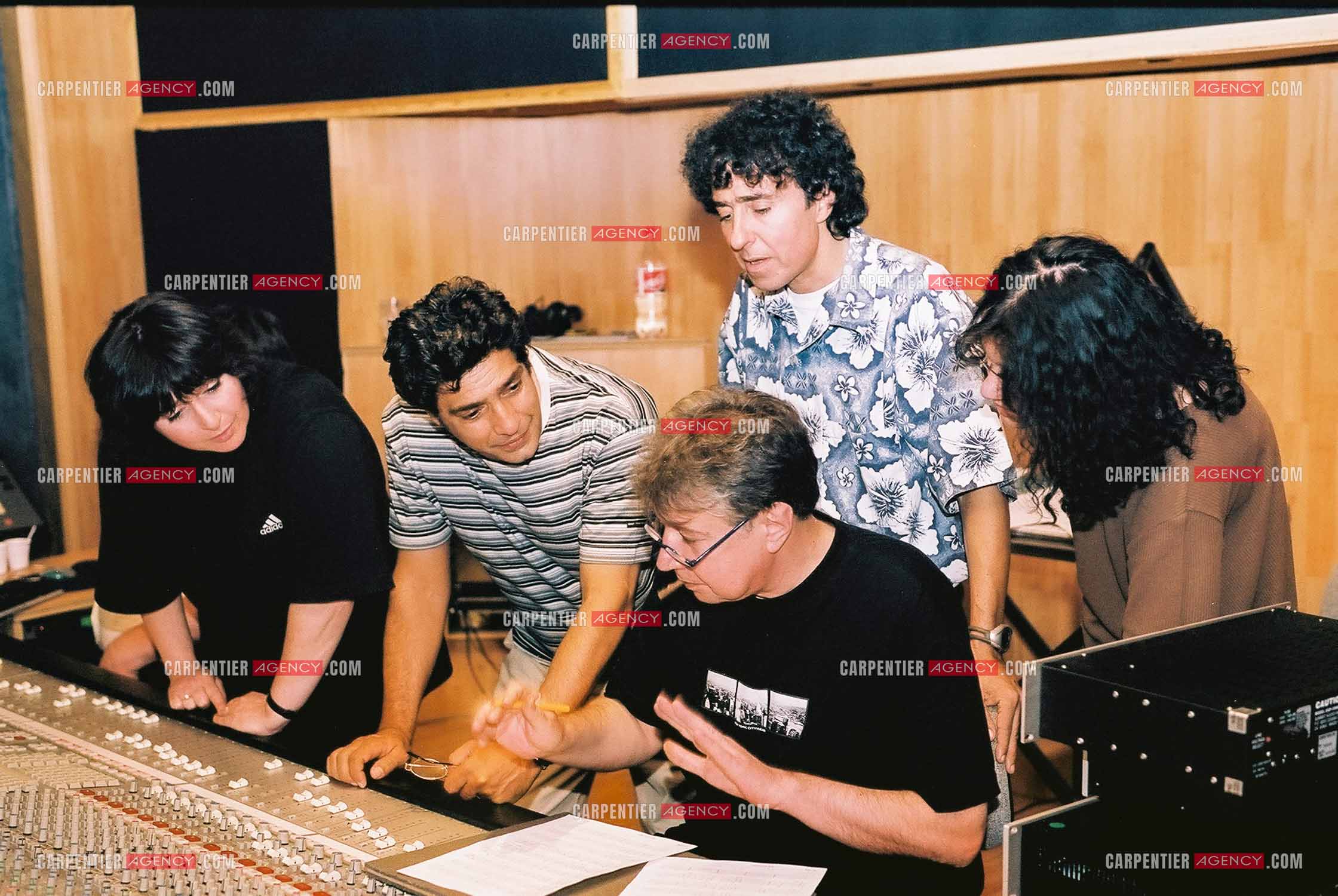 Le chanteur Frédéric François en studio avec les choristes les frères Costa.  ( Exclusif )
