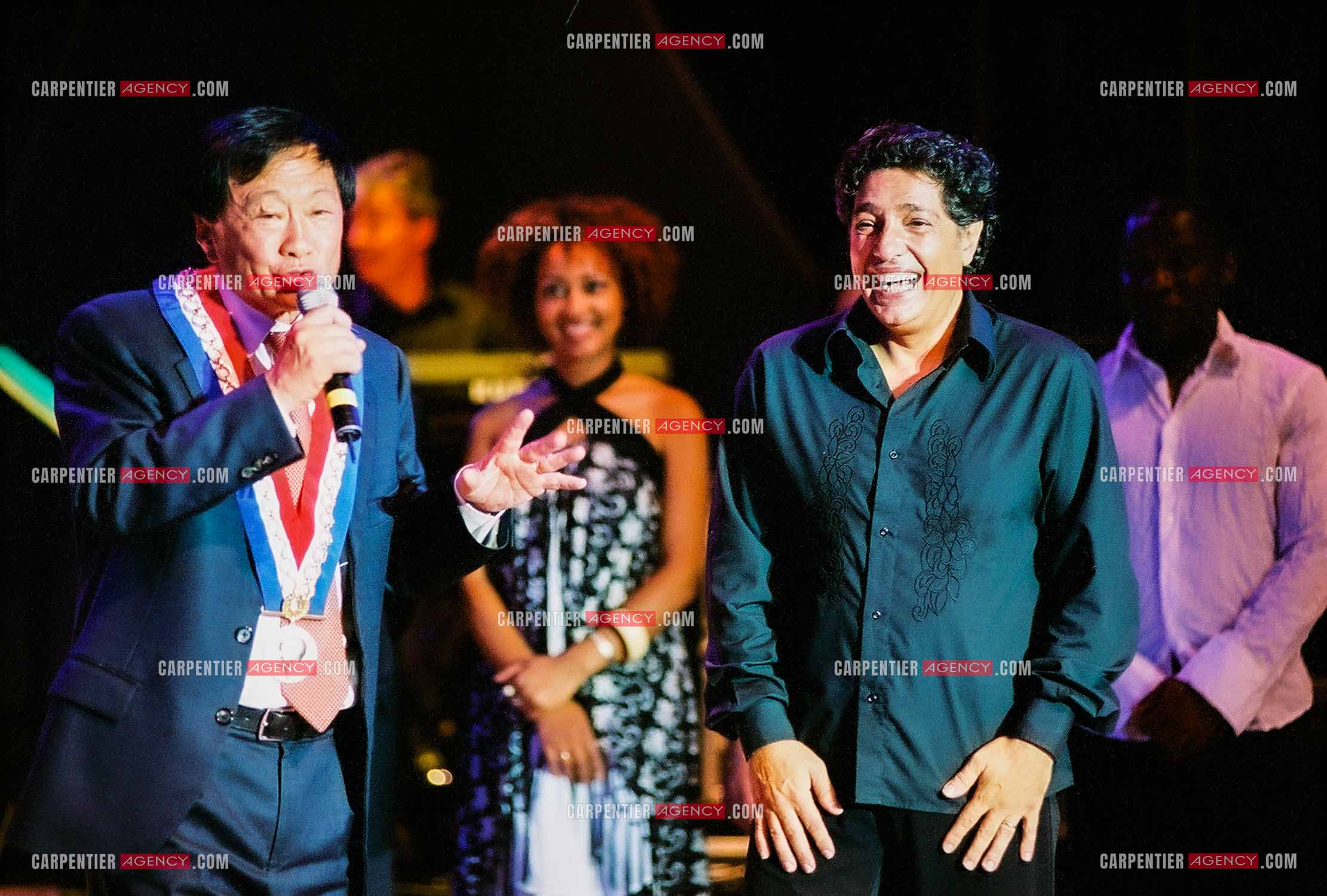 Le chanteur Frédéric François en concert sur l'ile de la Réunion pour le festival du Tampon. Sur scène, le maire de la ville du Tampon André Thien Ah Koon et Frédéric François.  ( Exclusif )