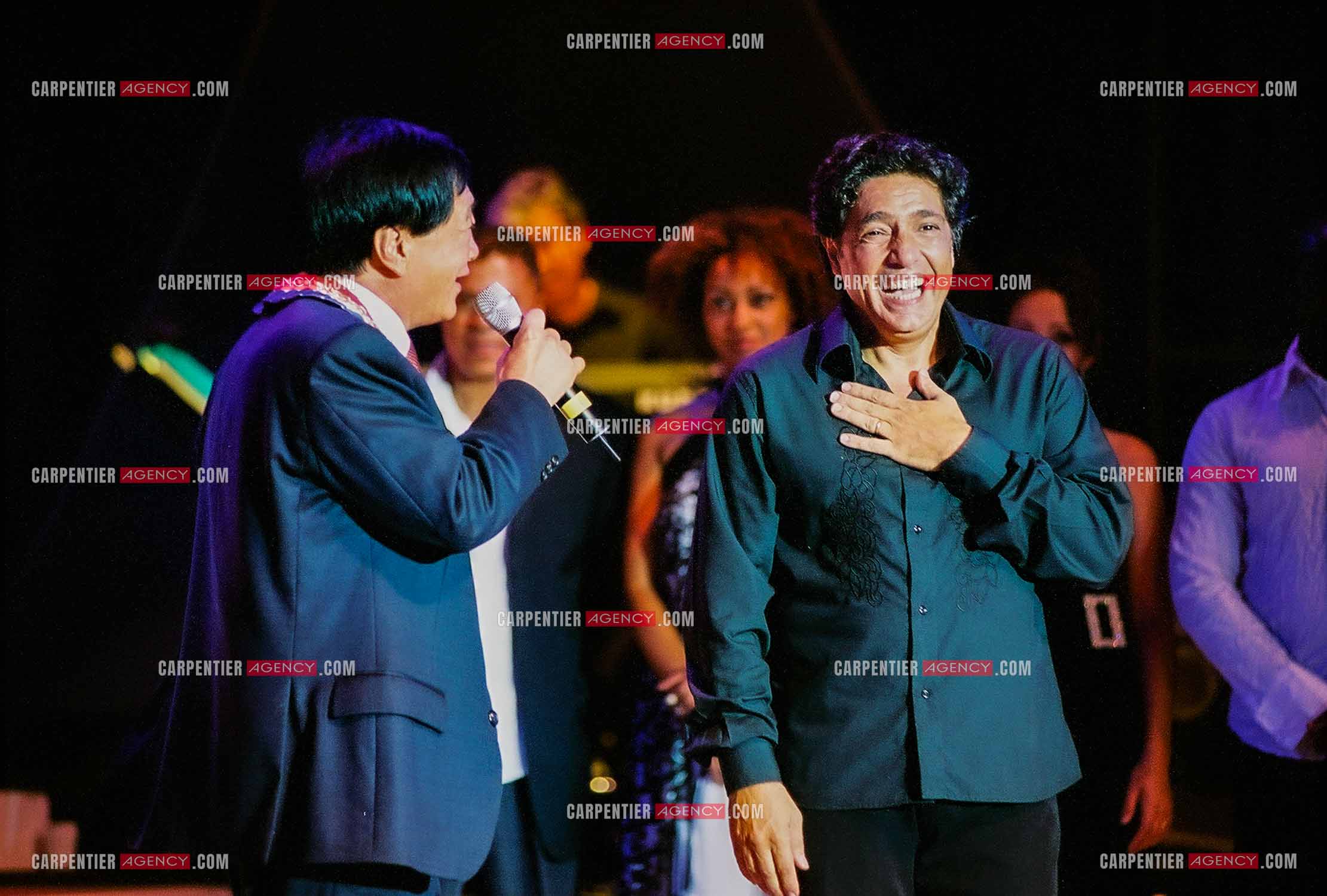 Le chanteur Frédéric François en concert sur l'ile de la Réunion pour le festival du Tampon. Sur scène, le maire de la ville du Tampon André Thien Ah Koon et Frédéric François.  ( Exclusif )