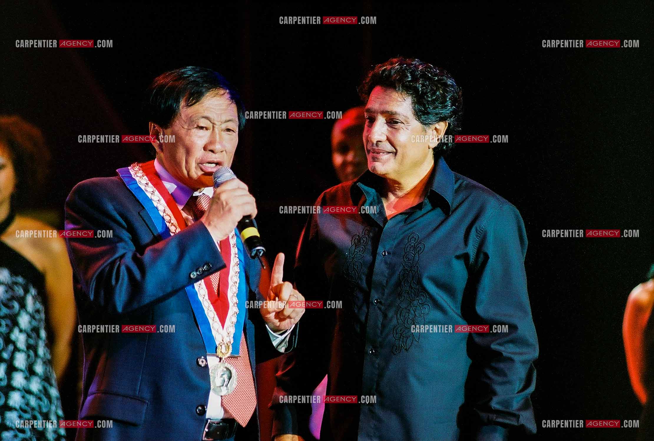 Le chanteur Frédéric François en concert sur l'ile de la Réunion pour le festival du Tampon. Sur scène, le maire de la ville du Tampon André Thien Ah Koon et Frédéric François.  ( Exclusif )