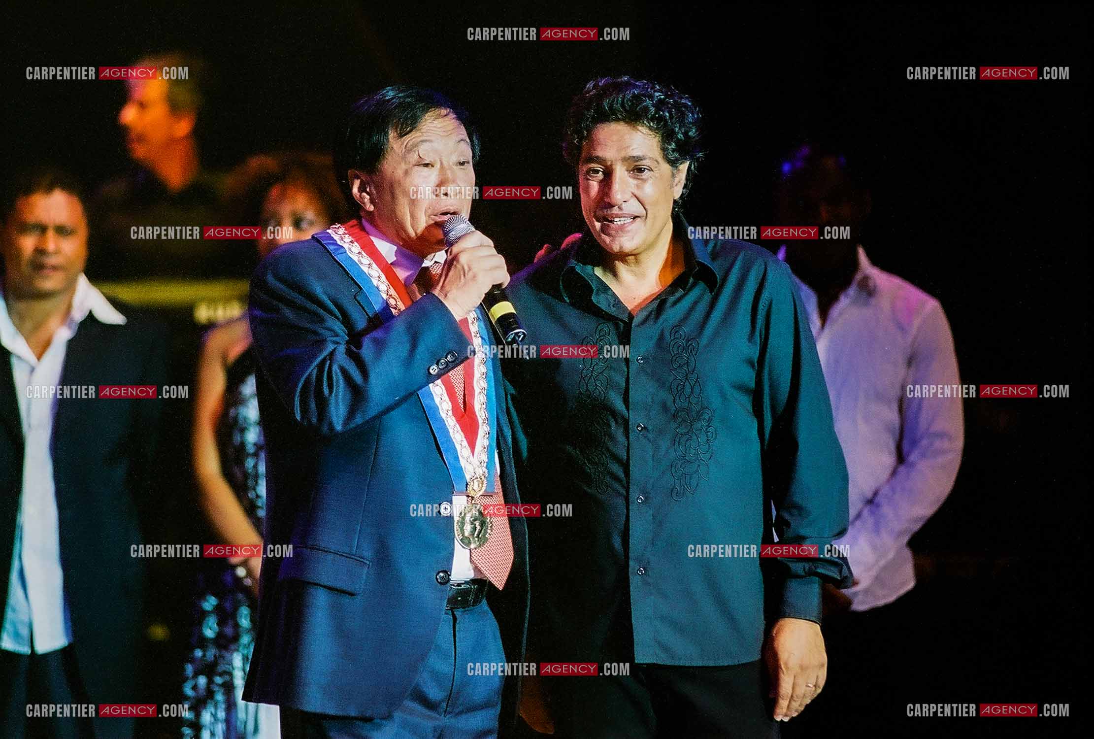 Le chanteur Frédéric François en concert sur l'ile de la Réunion pour le festival du Tampon. Sur scène, le maire de la ville du Tampon André Thien Ah Koon et Frédéric François.  ( Exclusif )