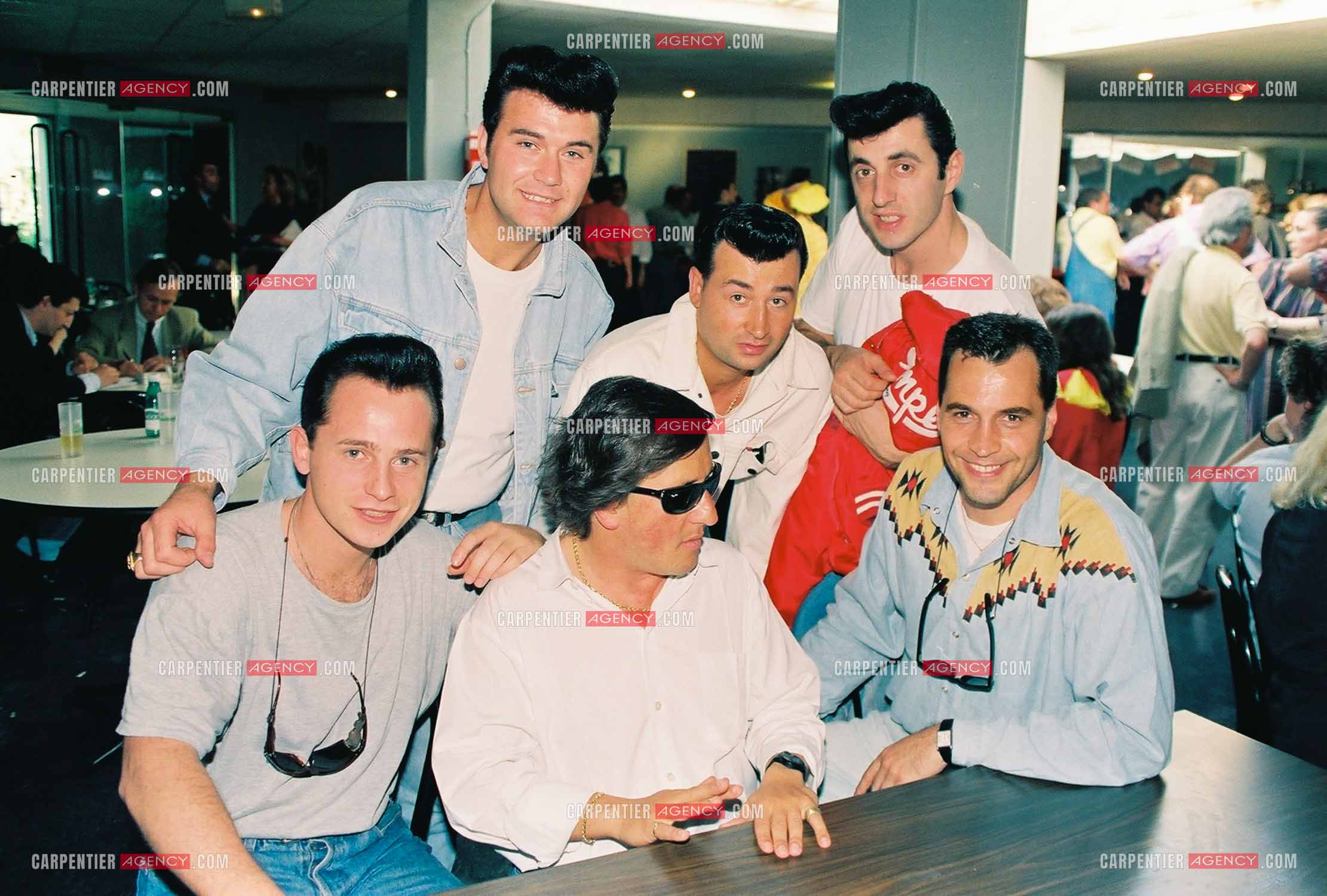 Le chanteur Gilbert Montagné en compagnie du groupe de rock français, Les Vagabonds.  ( Exclusif )