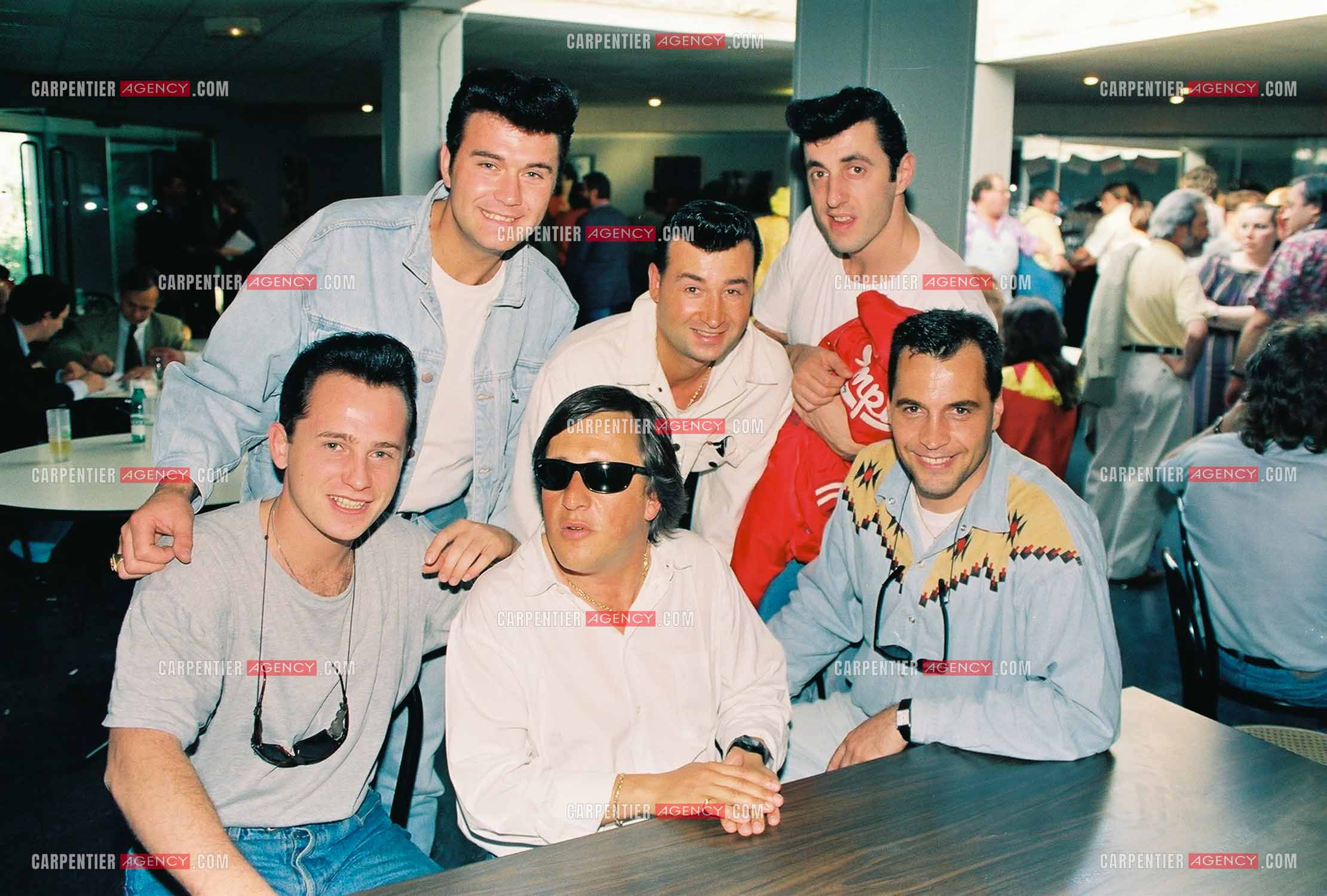 Le chanteur Gilbert Montagné en compagnie du groupe de rock français, Les Vagabonds.  ( Exclusif )