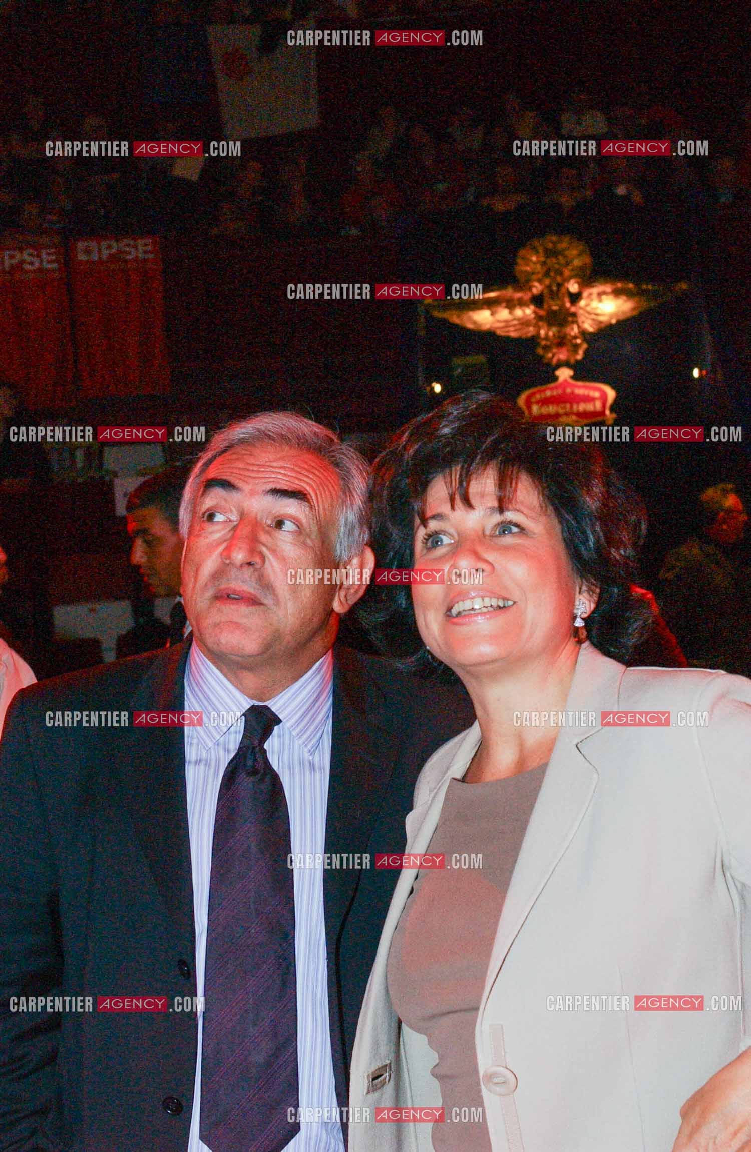 Grand meeting " OUI A L'EUROPE SOCIALE “ à Paris réunissant la Gauche le 18 Mai 2005. Dominique Strauss-Kahn et sa femme Anne Sinclair.