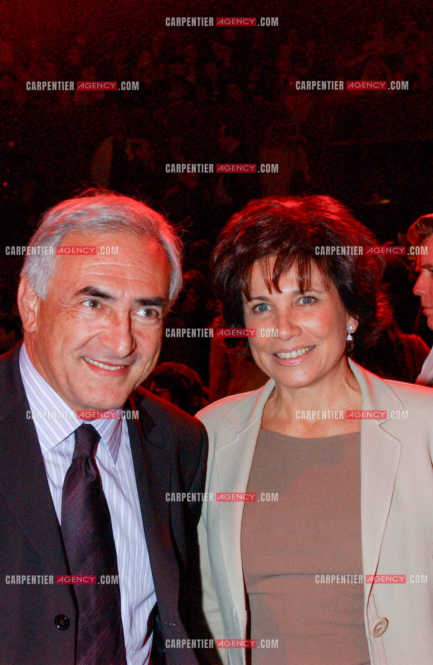 Grand meeting " OUI A L'EUROPE SOCIALE “ à Paris réunissant la Gauche le 18 Mai 2005. Dominique Strauss-Kahn et sa femme Anne Sinclair.