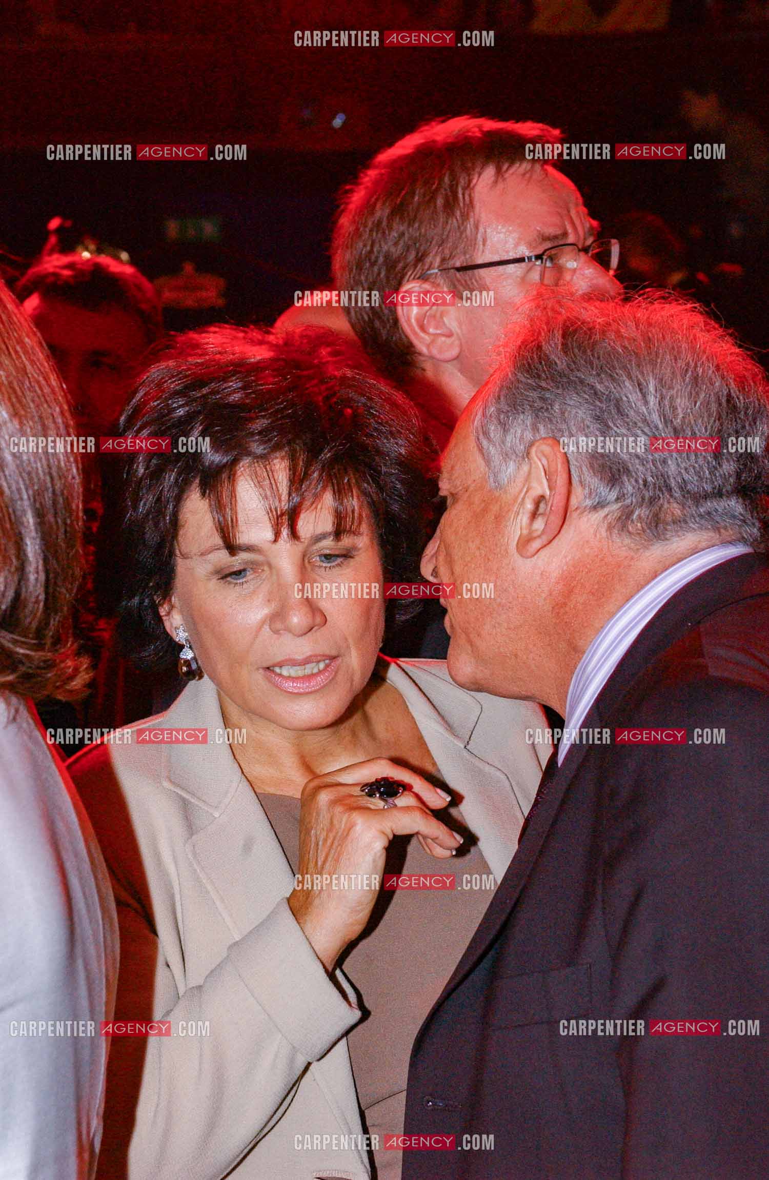 Grand meeting " OUI A L'EUROPE SOCIALE “ à Paris réunissant la Gauche le 18 Mai 2005. Dominique Strauss-Kahn et sa femme Anne Sinclair.