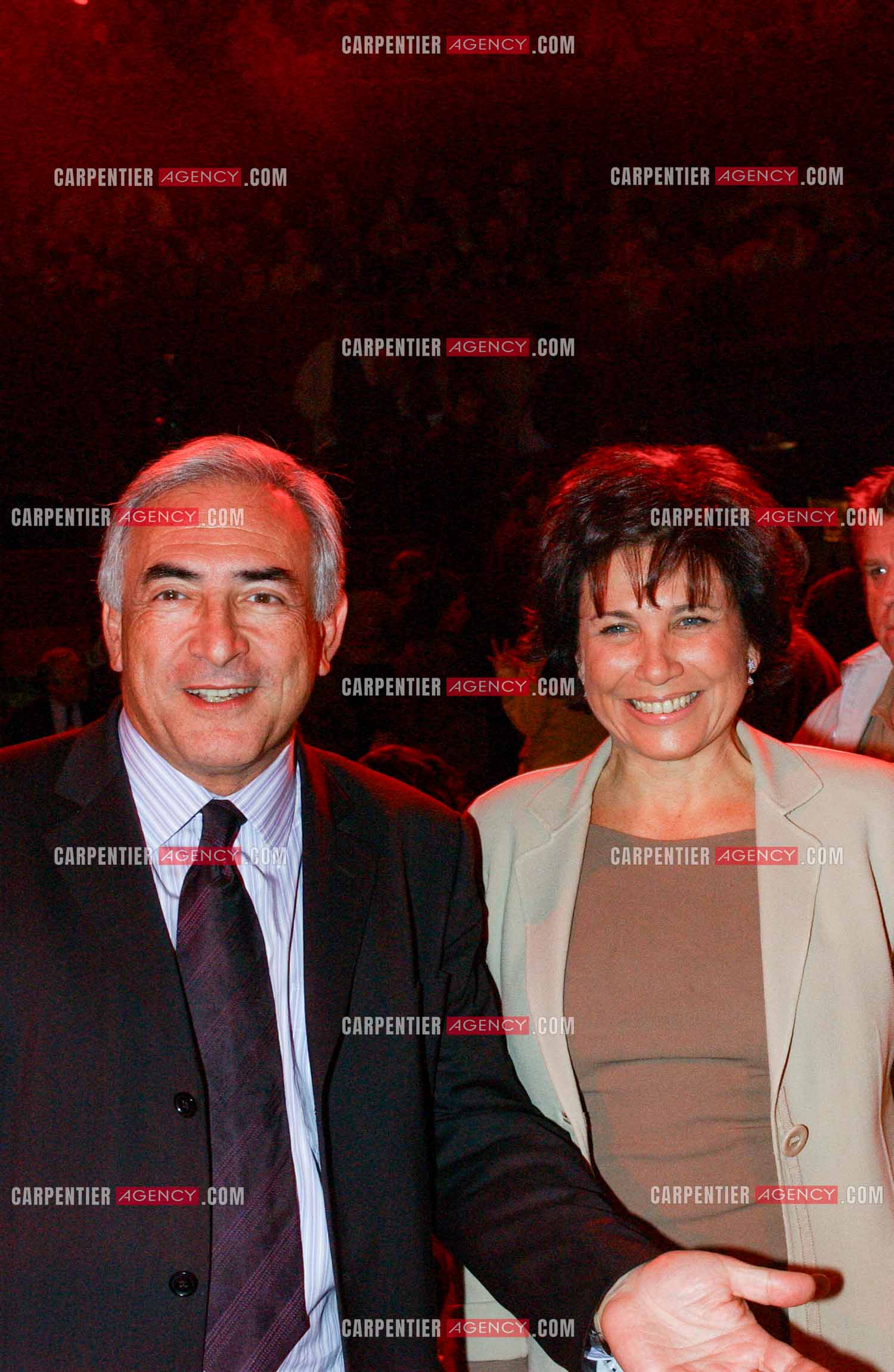 Grand meeting " OUI A L'EUROPE SOCIALE “ à Paris réunissant la Gauche le 18 Mai 2005. Dominique Strauss-Kahn et sa femme Anne Sinclair.