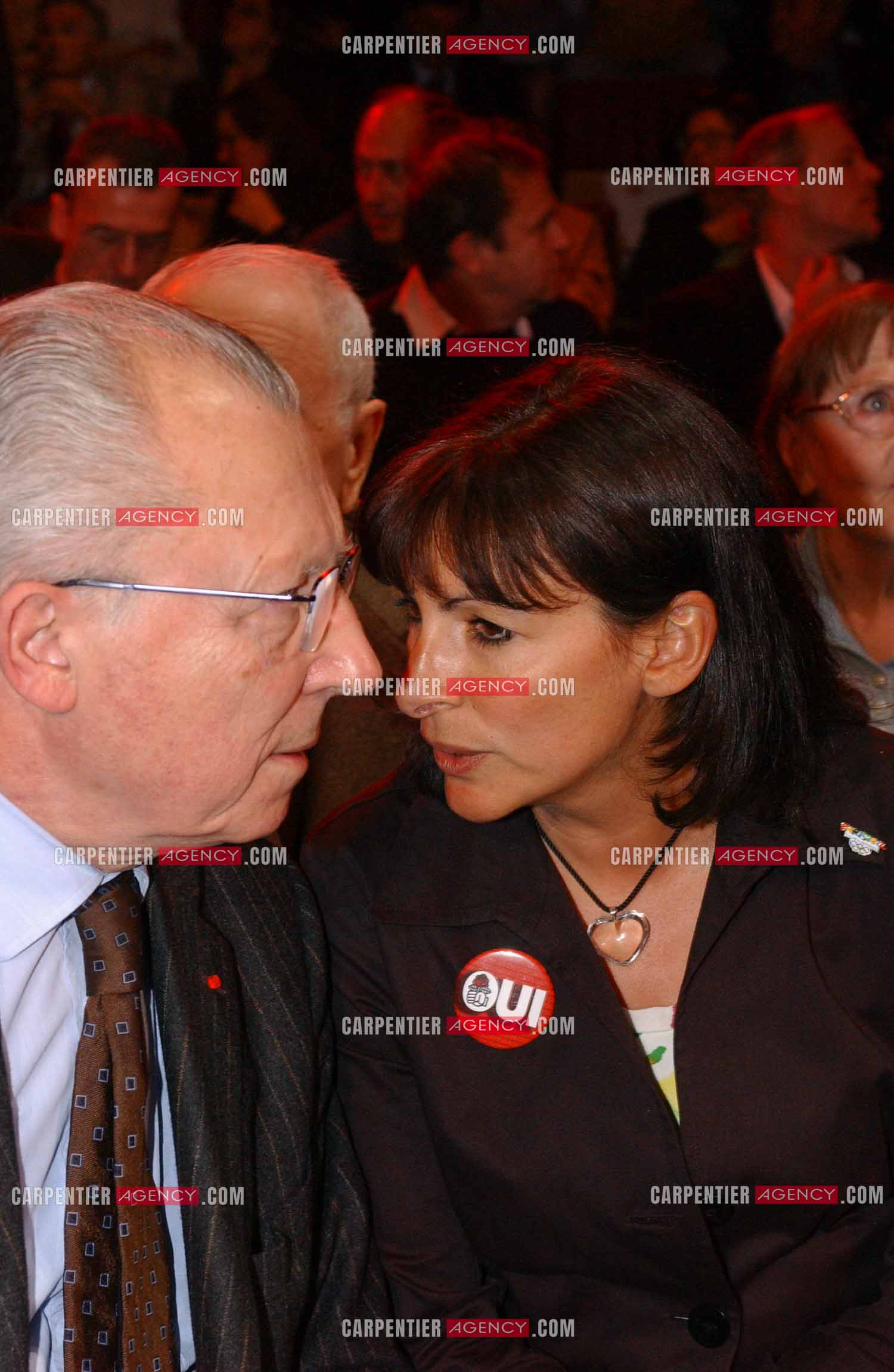 Grand meeting " OUI A L'EUROPE SOCIALE “ à Paris réunissant la Gauche le 18 Mai 2005. Jacques Delors et Anne Hidalgo.