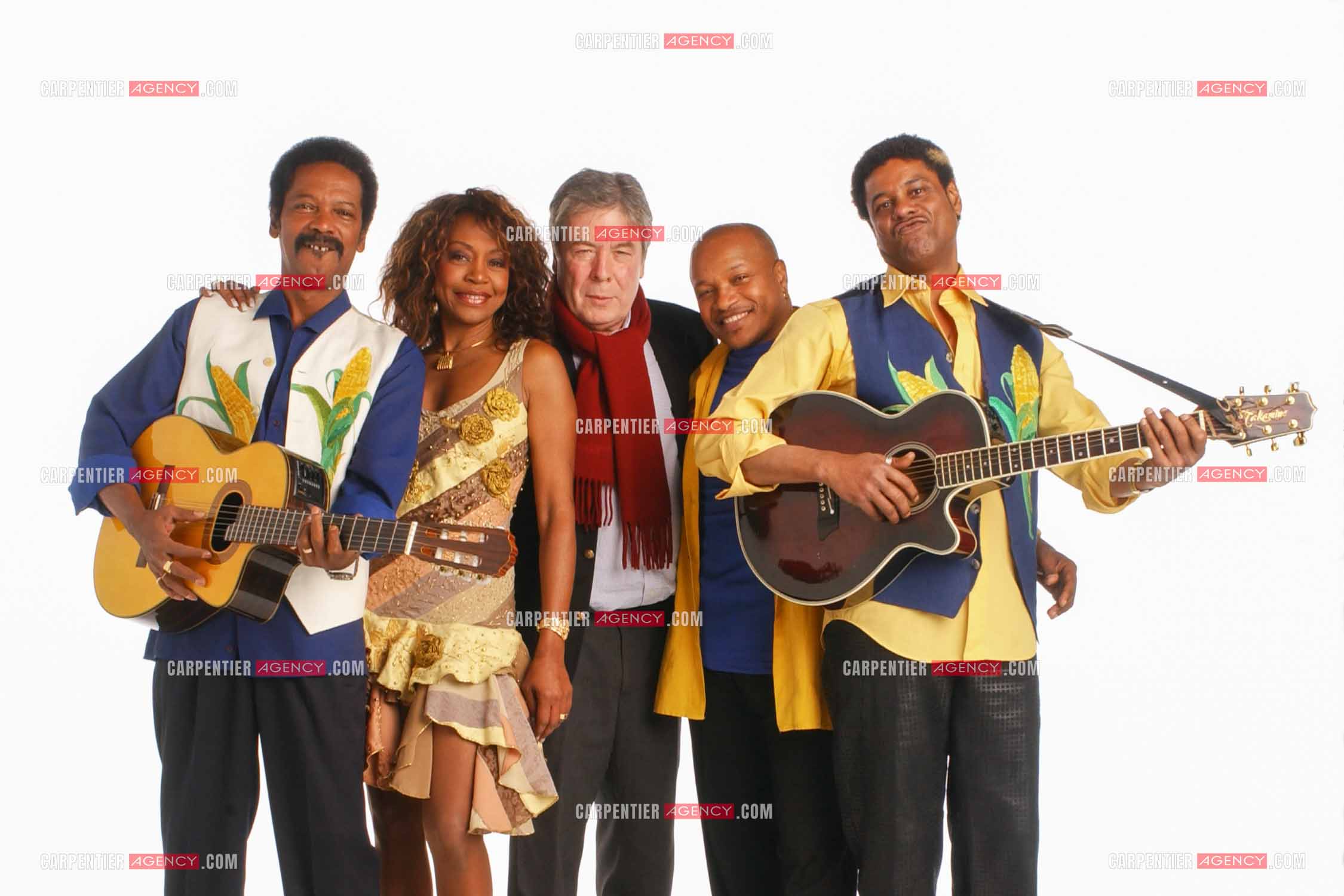 Le groupe " La Compagnie Créole " ( Clémence Bringtown la chanteuse du groupe, José Sébéloué, Guy Bevert, et Julien Tarquin et au milieu, Gérard Tampesti le producteur ) lors d'une séance photos en studio.  ( Exclusif )