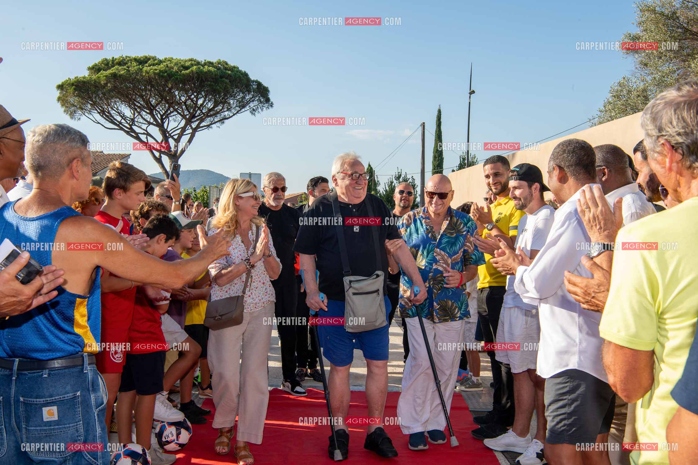 Inauguration du stade Marcel Aubour de St Tropez en présence de Marcel Aubour agé de 83 ans et entouré de tous ses amis les footballeurs. Haie d'honneur au bras de Jean-Claude Darmon et de Jean-Pierre Serra et accompagné par la maire de St Tropez Madame Sylvie Siri.