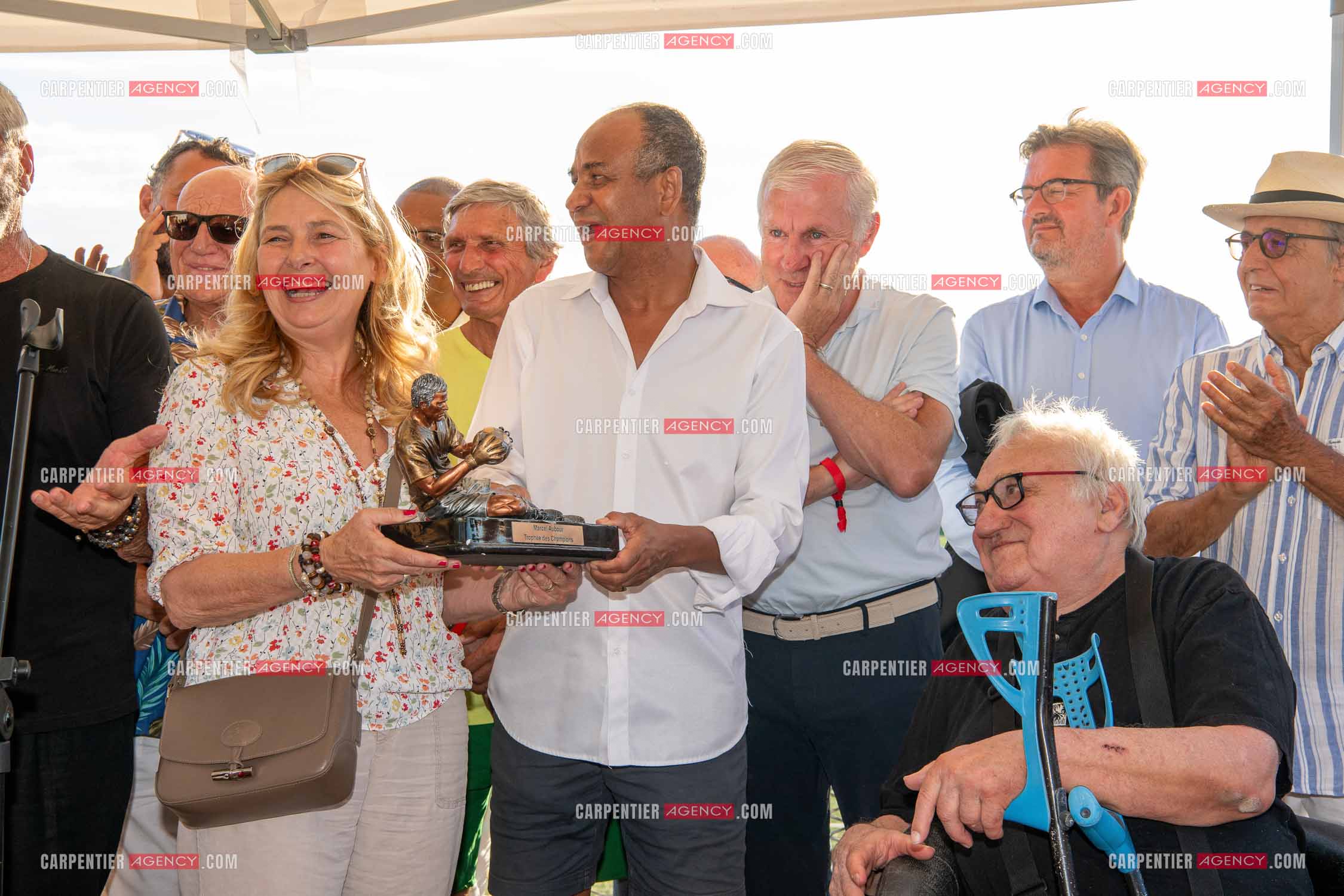 Inauguration du stade Marcel Aubour de St Tropez en présence de Marcel Aubour agé de 83 ans et entouré de tous ses amis les footballeurs. Remise du trophée par Madame Sylvie Siri maire de St Tropez.