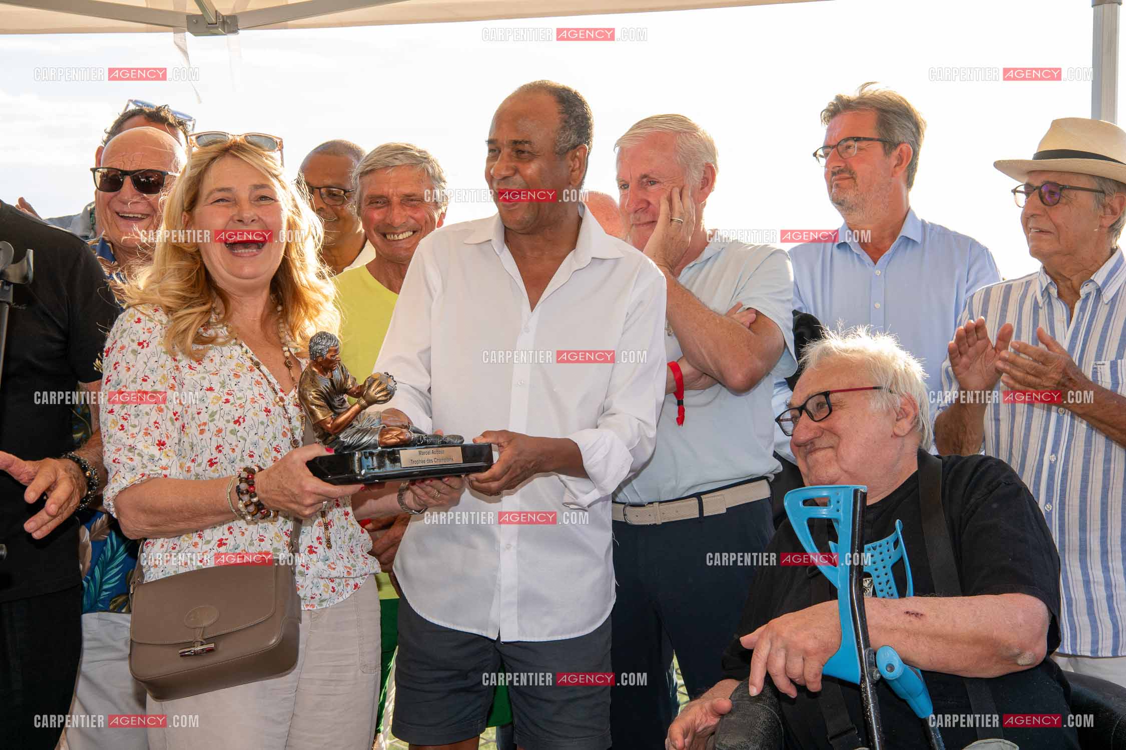 Inauguration du stade Marcel Aubour de St Tropez en présence de Marcel Aubour agé de 83 ans et entouré de tous ses amis les footballeurs. Remise du trophée par Madame Sylvie Siri maire de St Tropez.