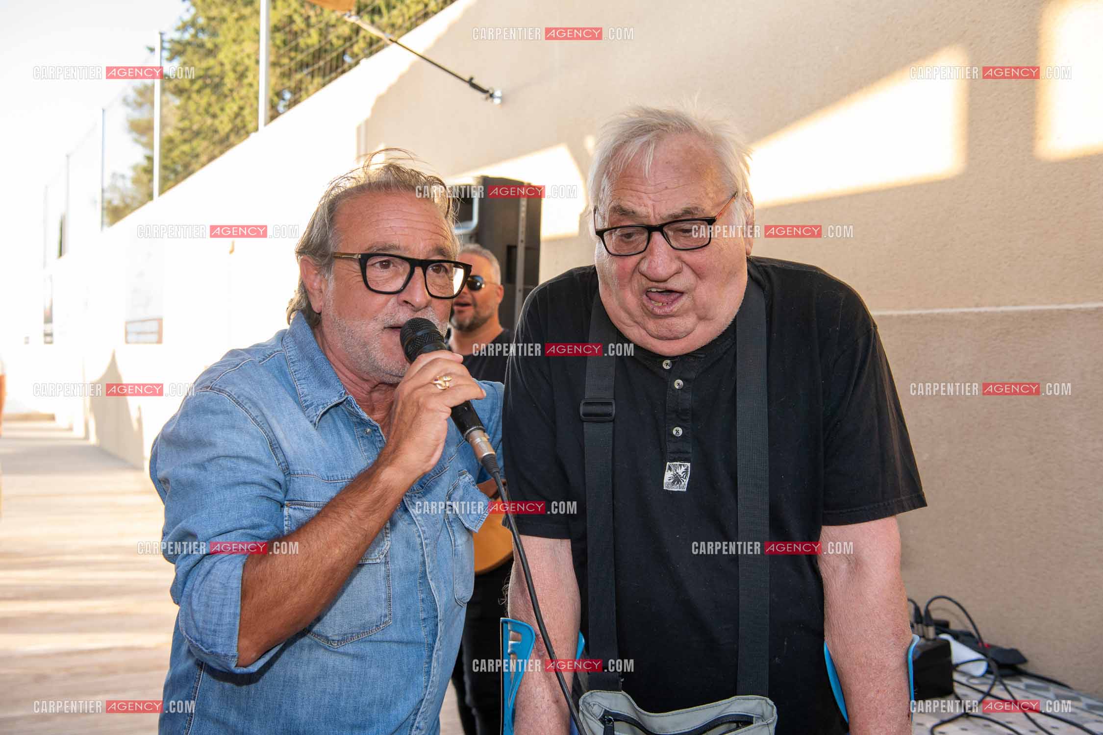 Inauguration du stade Marcel Aubour de St Tropez en présence de Marcel Aubour agé de 83 ans et entouré de tous ses amis les footballeurs. Le chanteur Félix Gray en duo avec Marcel Aubour pour interpréter le titre “ A TOUTES LES FILLES “.