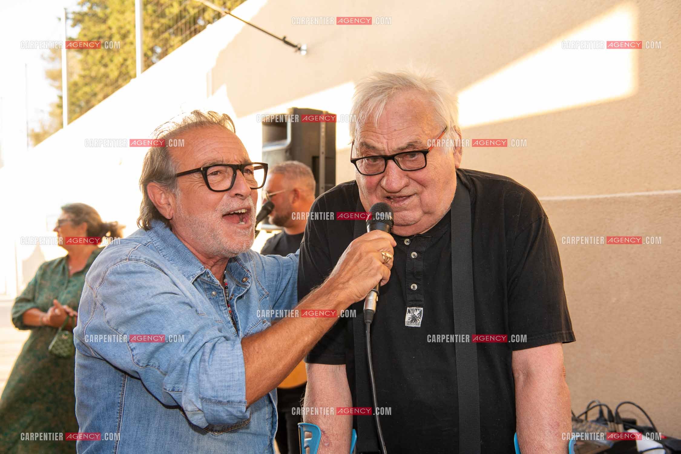 Inauguration du stade Marcel Aubour de St Tropez en présence de Marcel Aubour agé de 83 ans et entouré de tous ses amis les footballeurs. Le chanteur Félix Gray en duo avec Marcel Aubour pour interpréter le titre “ A TOUTES LES FILLES “.