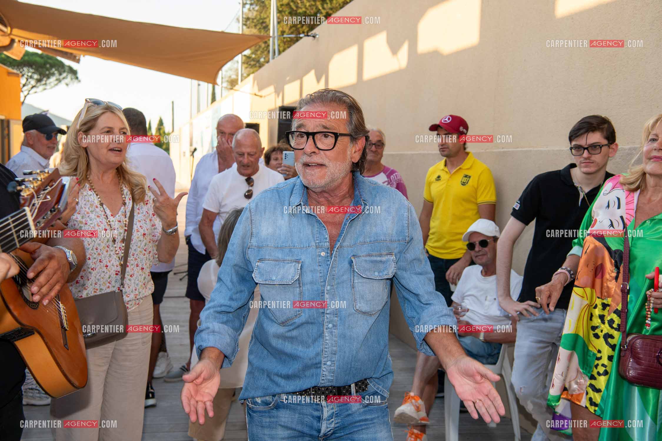 Inauguration du stade Marcel Aubour de St Tropez en présence de Marcel Aubour agé de 83 ans et entouré de tous ses amis les footballeurs.Le chanteur Félix Gray avec  les Gypsy faisant danser Madame Sylvie Siri maire de St Tropez  sur la chanson “ Au Café des délices “  devant Marcel Aubour.