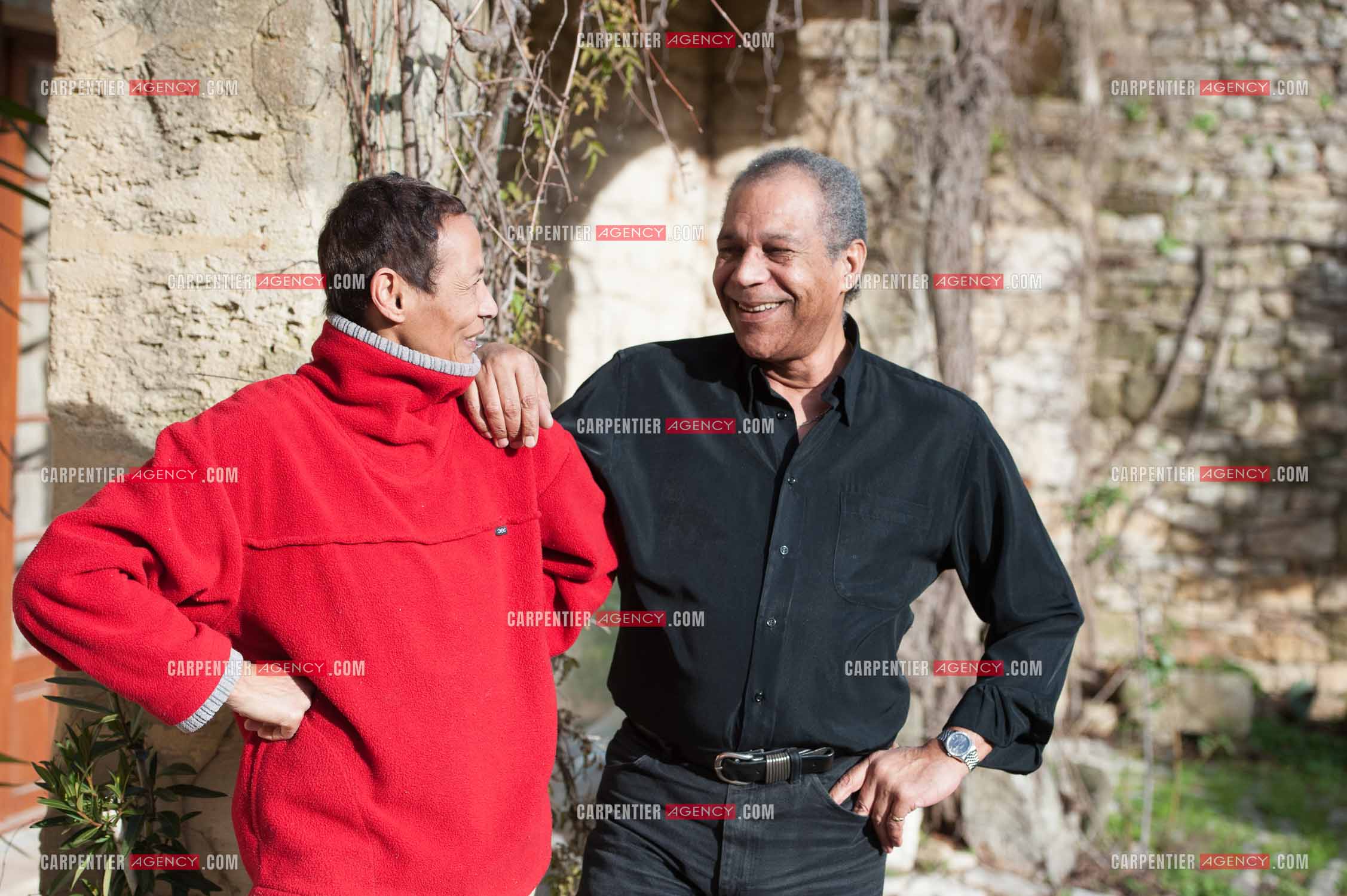 Maddly Bamy dernière épouse du chanteur Jacques Brel chez elle dans le Luberon, et son frère Erick Bamy choriste de Johnny Hallyday.