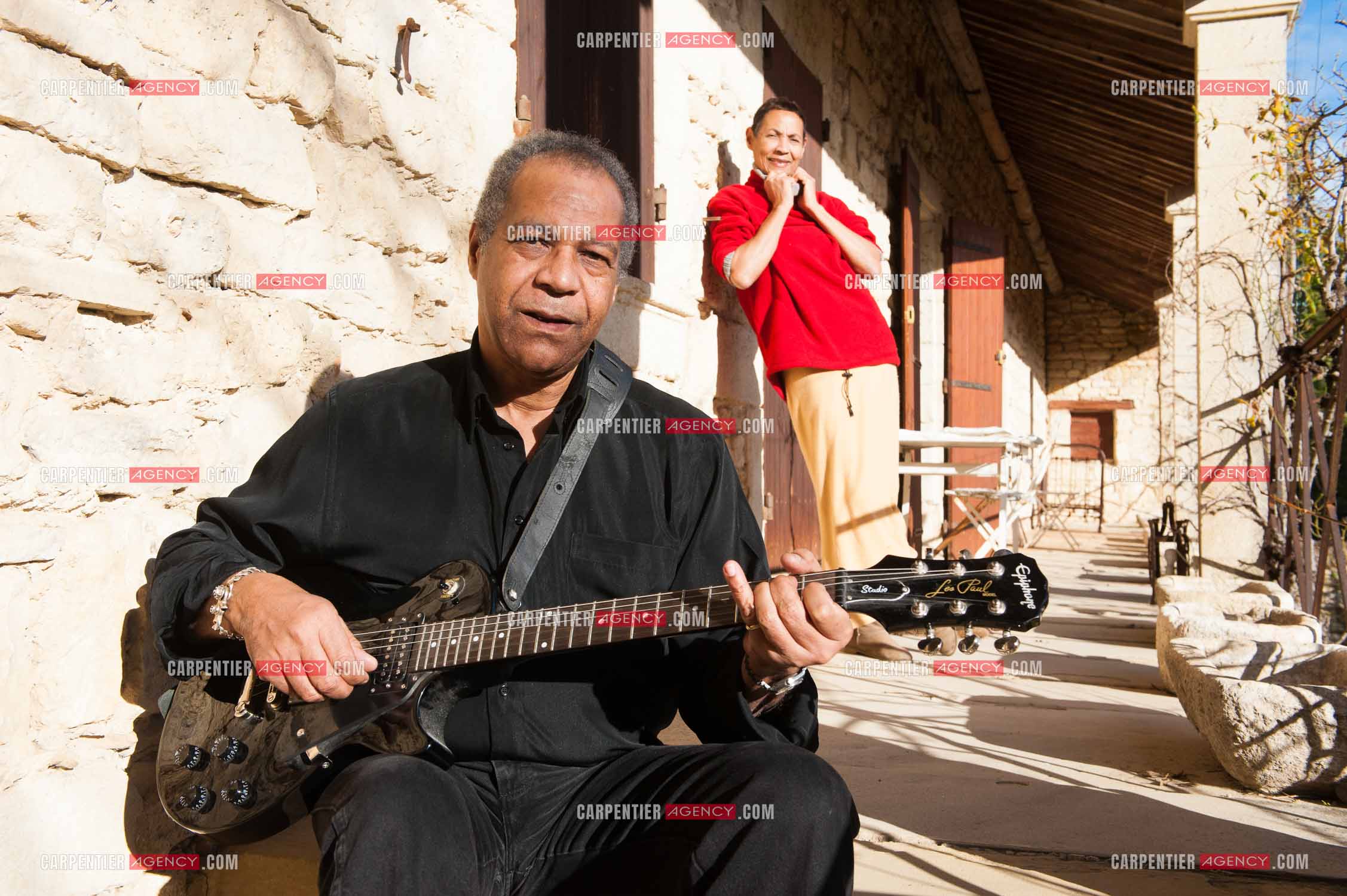 Maddly Bamy dernière épouse du chanteur Jacques Brel chez elle dans le Luberon, et son frère Erick Bamy choriste de Johnny Hallyday.