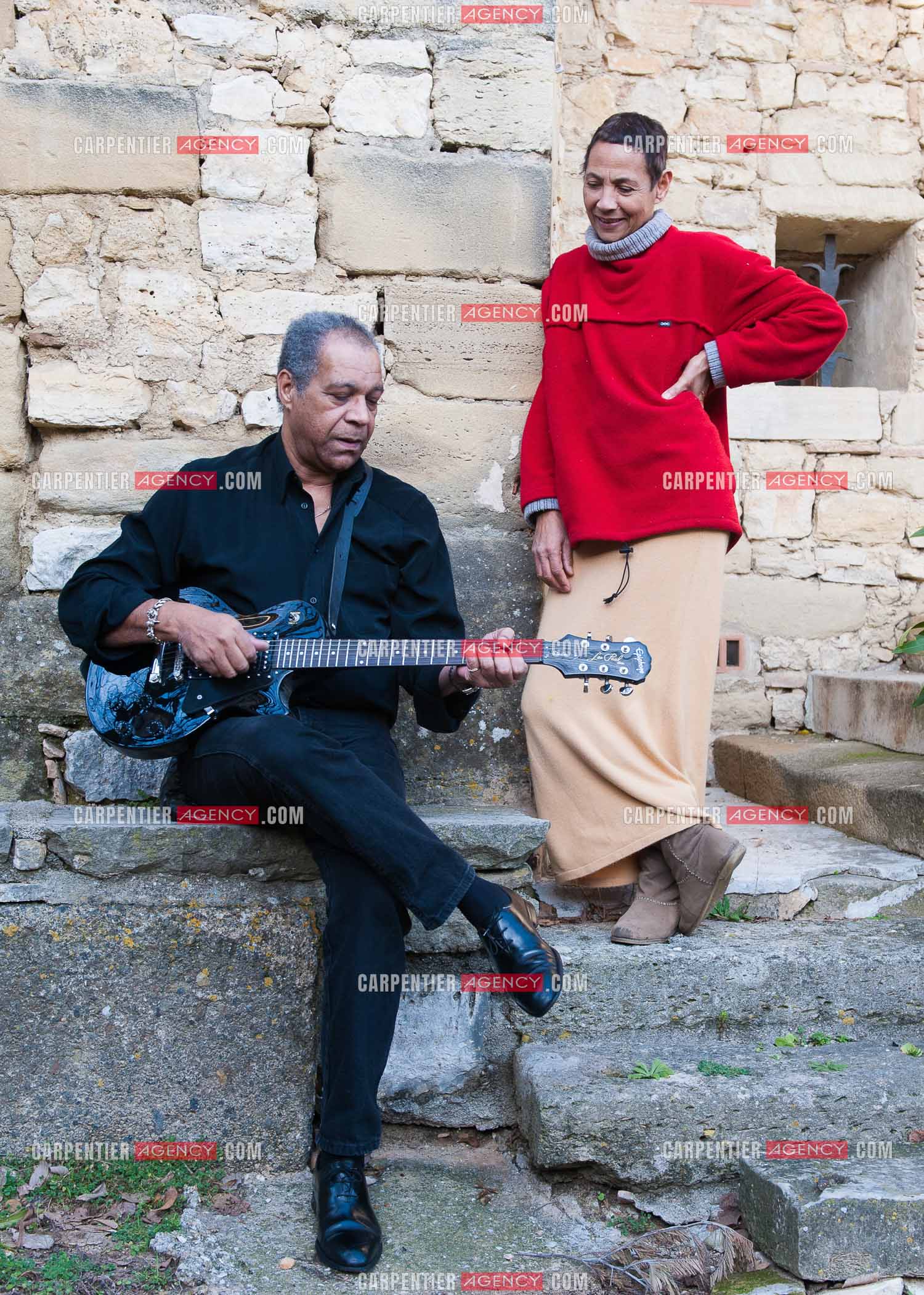 Maddly Bamy dernière épouse du chanteur Jacques Brel chez elle dans le Luberon, et son frère Erick Bamy choriste de Johnny Hallyday.