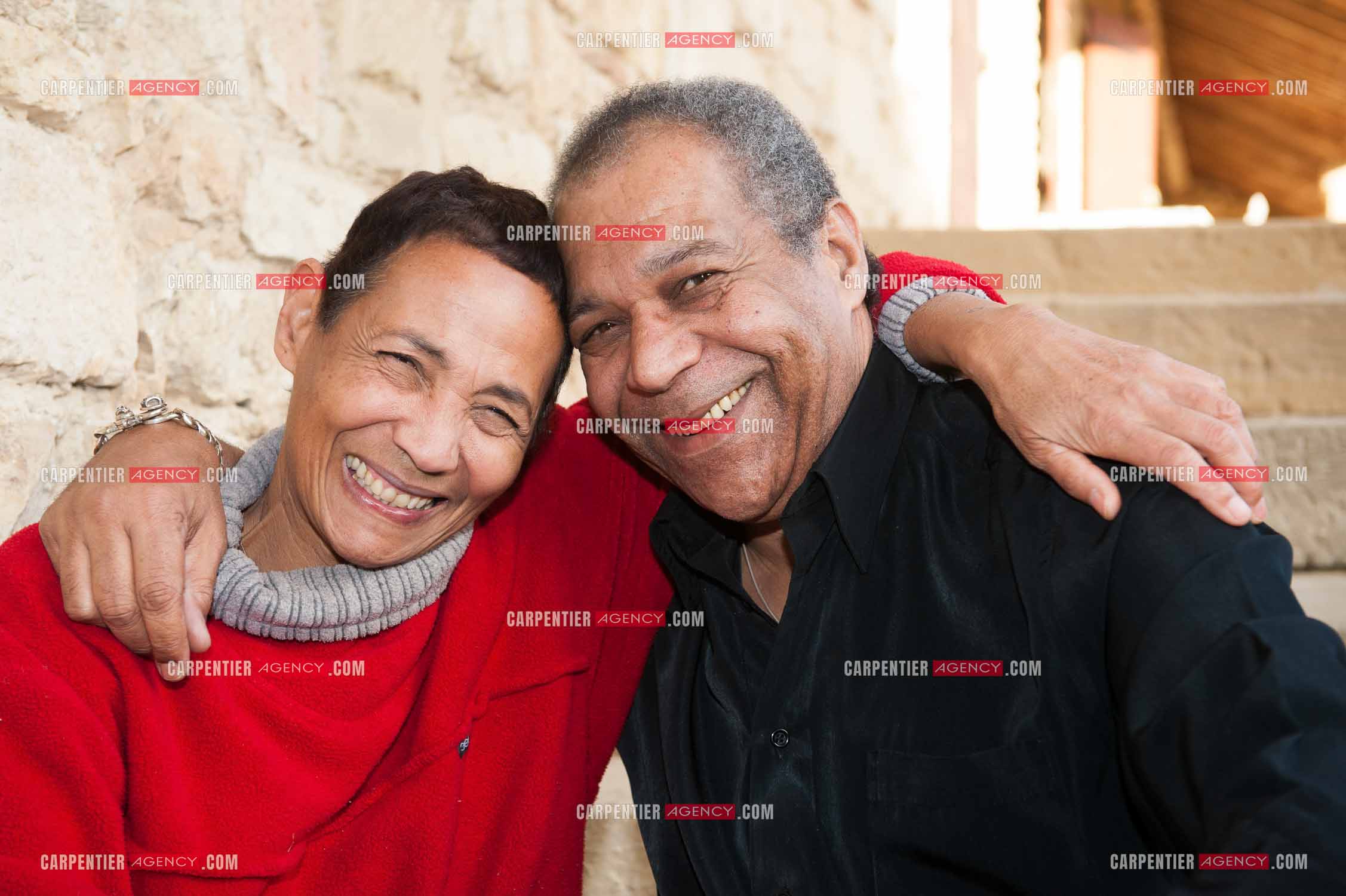 Maddly Bamy dernière épouse du chanteur Jacques Brel chez elle dans le Luberon, et son frère Erick Bamy choriste de Johnny Hallyday.