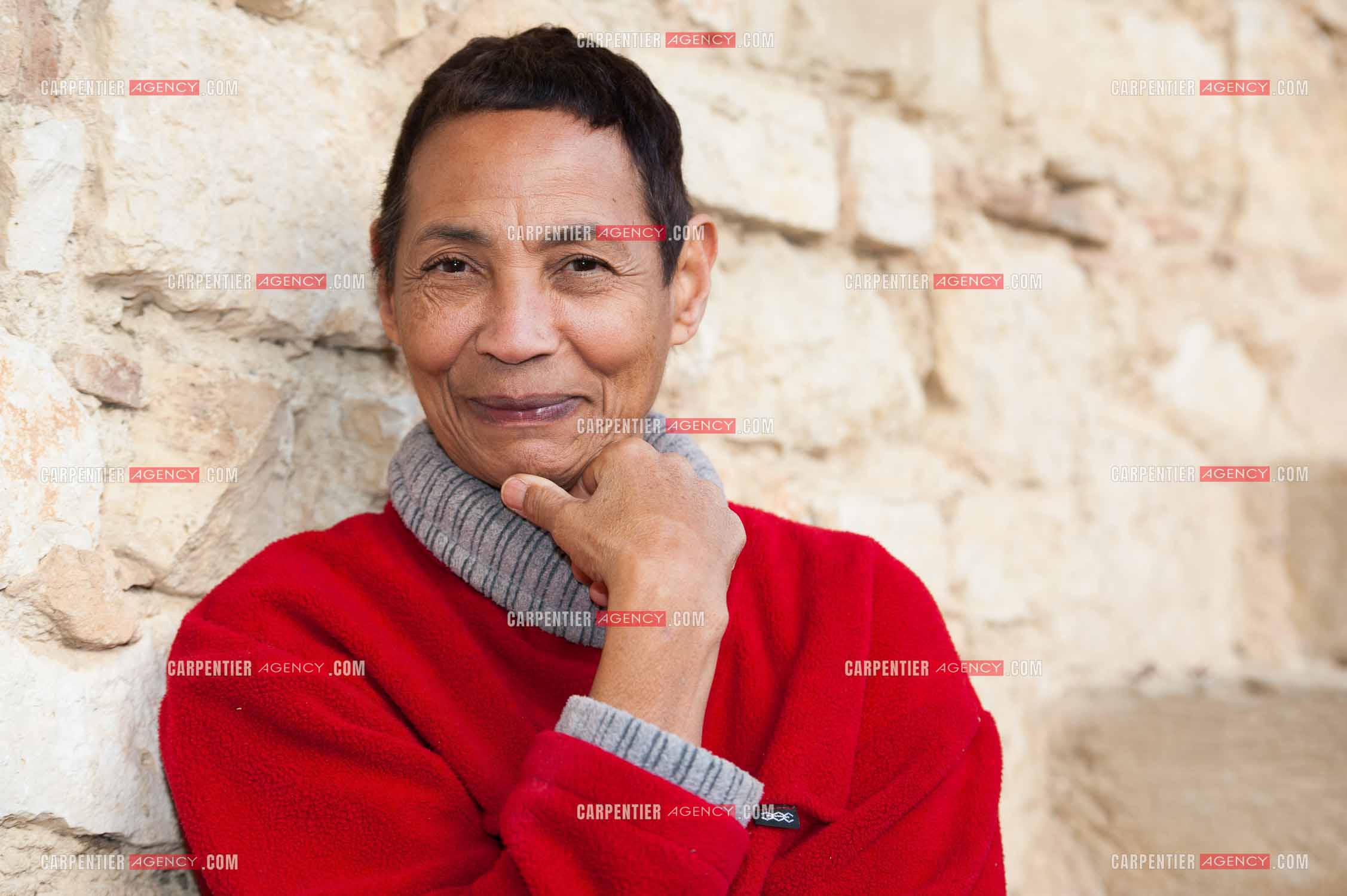 Maddly Bamy dernière épouse du chanteur Jacques Brel chez elle dans le Luberon, et son frère Erick Bamy choriste de Johnny Hallyday.
