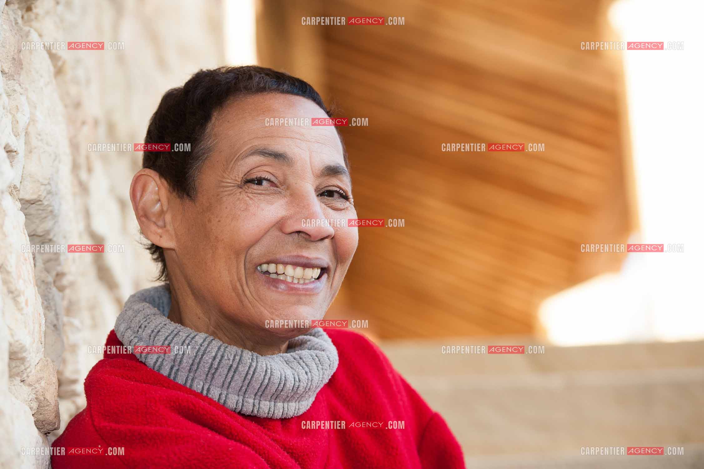 Maddly Bamy dernière épouse du chanteur Jacques Brel chez elle dans le Luberon, et son frère Erick Bamy choriste de Johnny Hallyday.