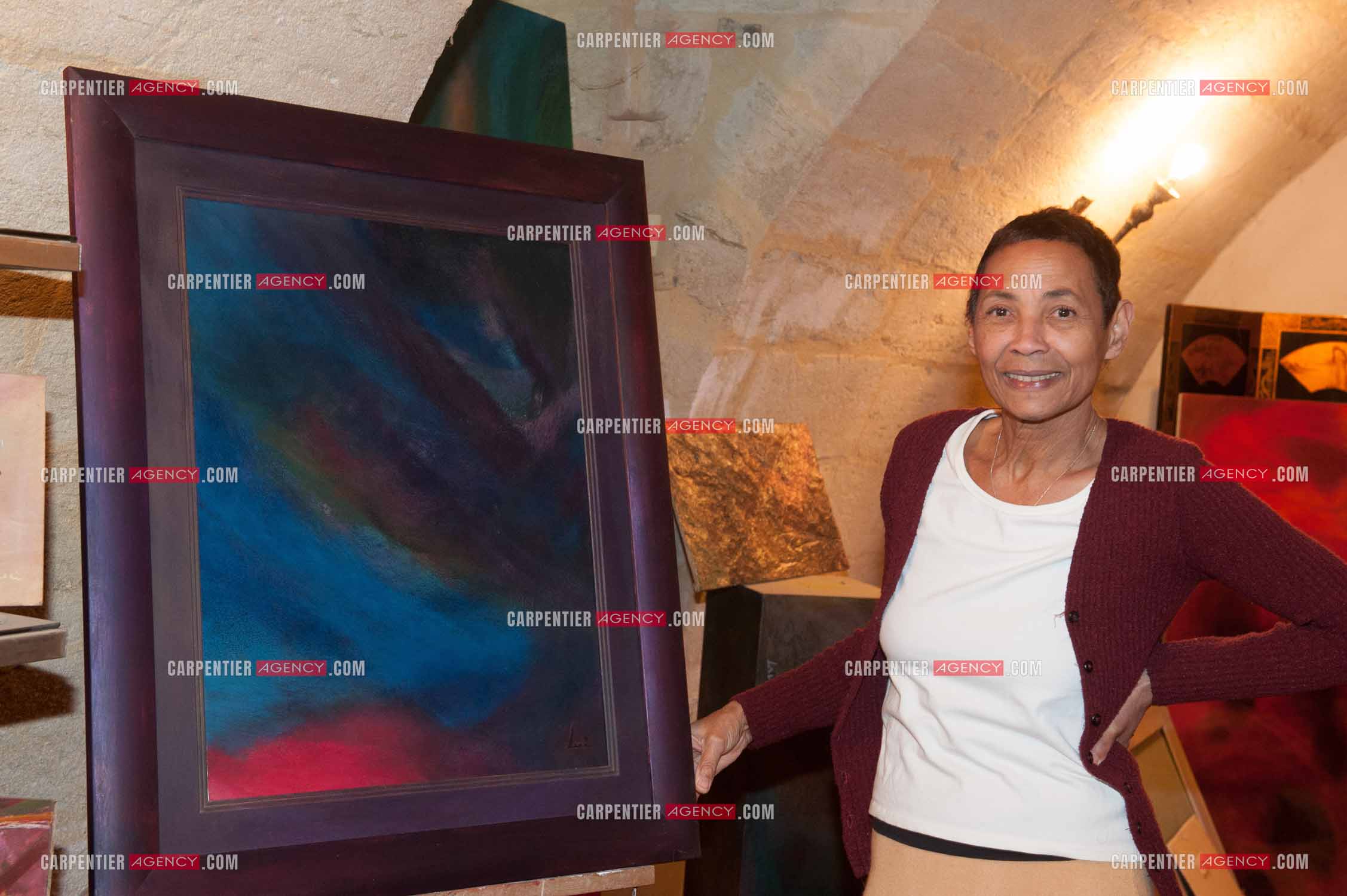 Maddly Bamy dernière épouse du chanteur Jacques Brel chez elle dans le Luberon, et son frère Erick Bamy choriste de Johnny Hallyday.