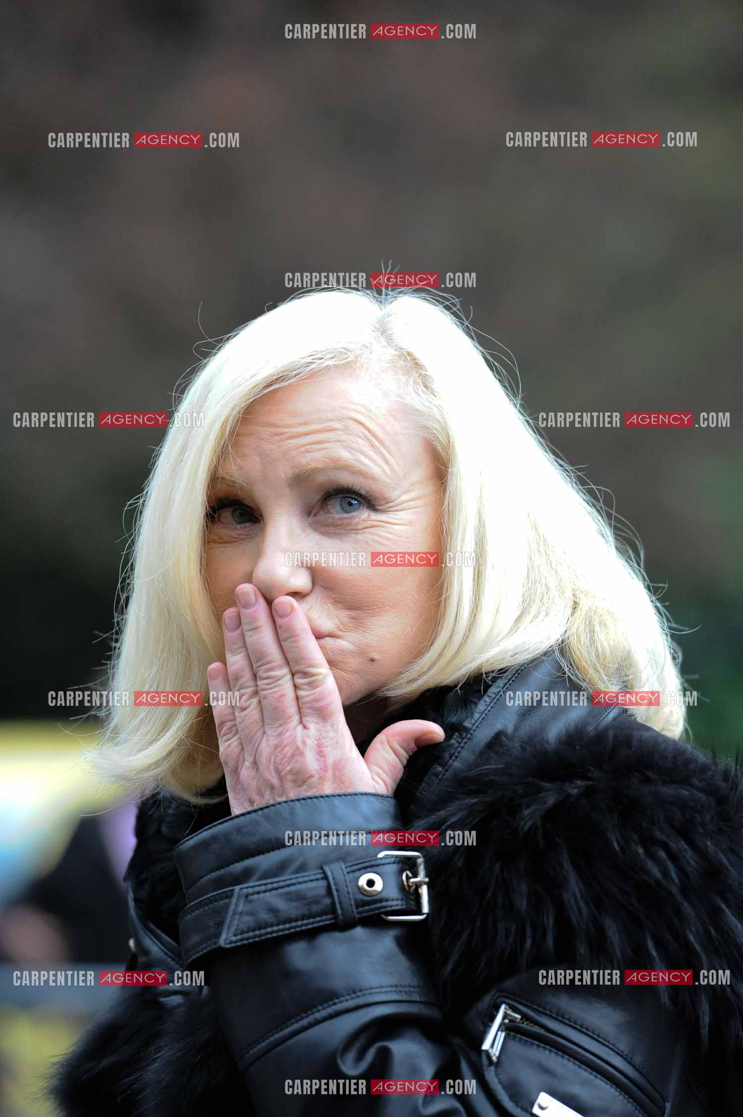 La chanteuse Michèle Torr à l'enterrement du chanteur Franck Alamo à l'église de Saint-Germain-des-Prés.