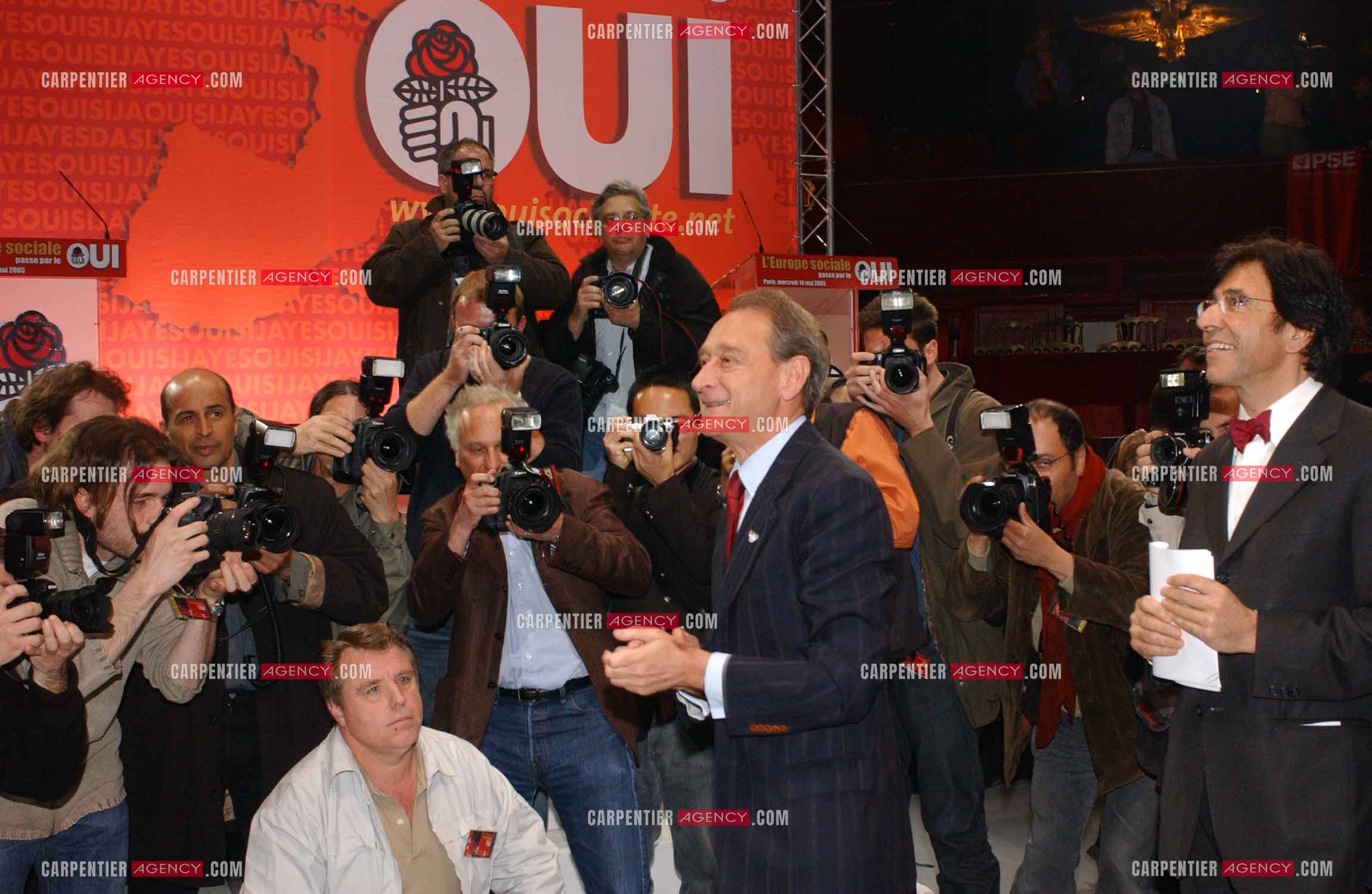 Grand meeting " OUI A L'EUROPE SOCIALE “ à Paris réunissant la Gauche le 18 Mai 2005.Arrivée de Bertrand Delanoë accompagné du premier ministre Belge Elio Di Rupo.