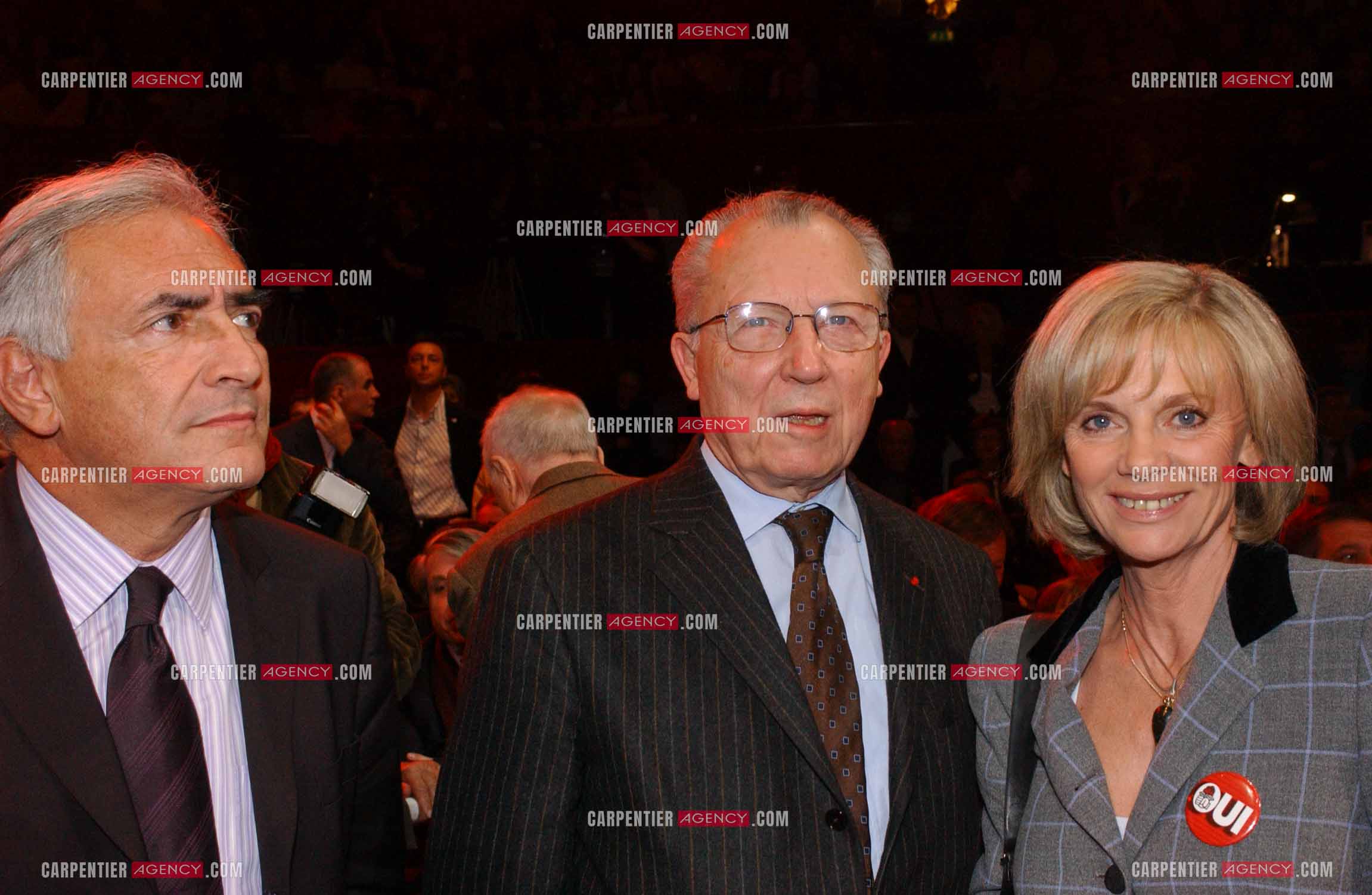 Grand meeting " OUI A L'EUROPE SOCIALE “ à Paris réunissant la Gauche le 18 Mai 2005. Dominique Strauss-Kahn, Jacques Delors et Elisabeth Guigou.