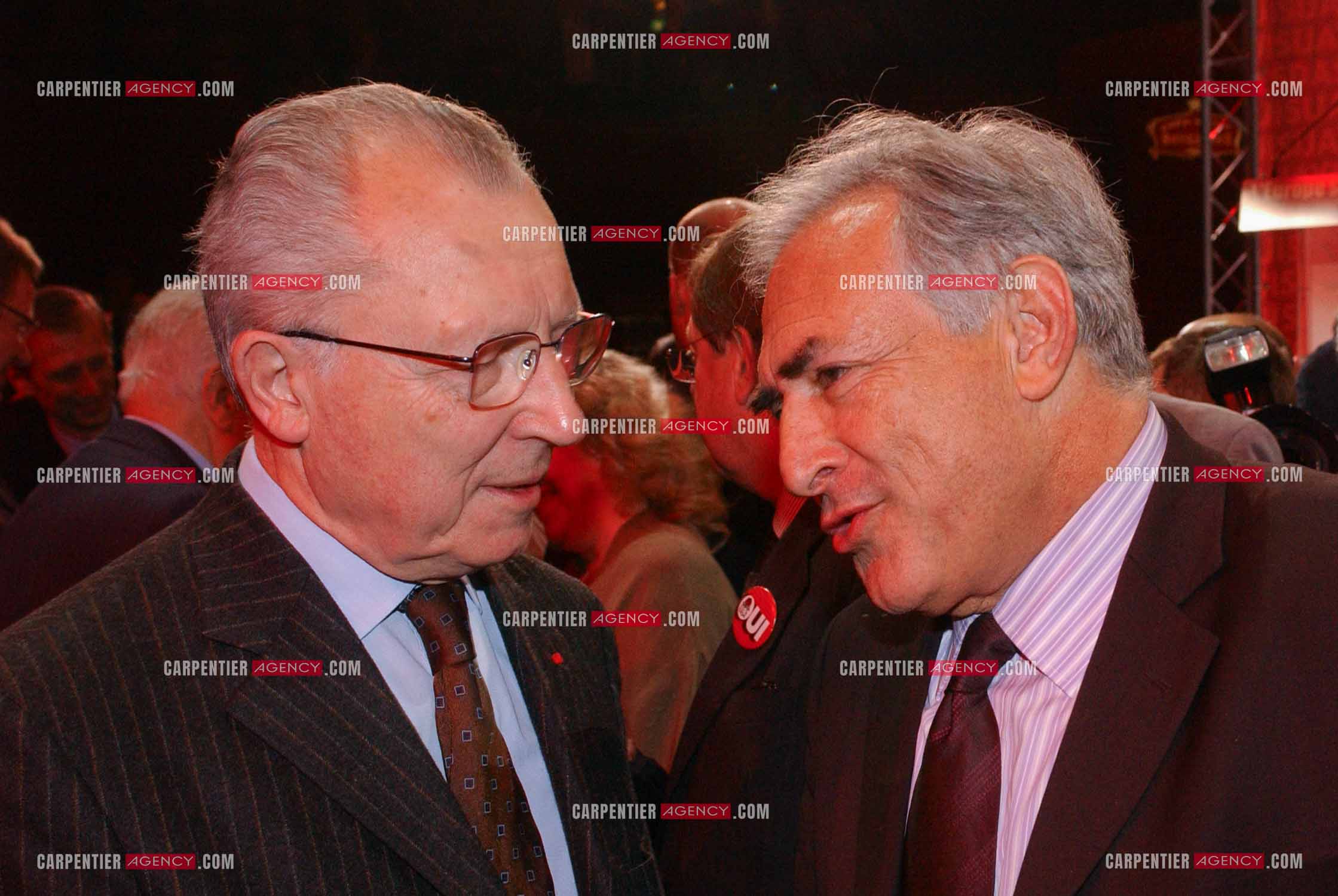 Grand meeting " OUI A L'EUROPE SOCIALE “ à Paris réunissant la Gauche le 18 Mai 2005. Jacques Delors et Dominique Strauss-Kahn.