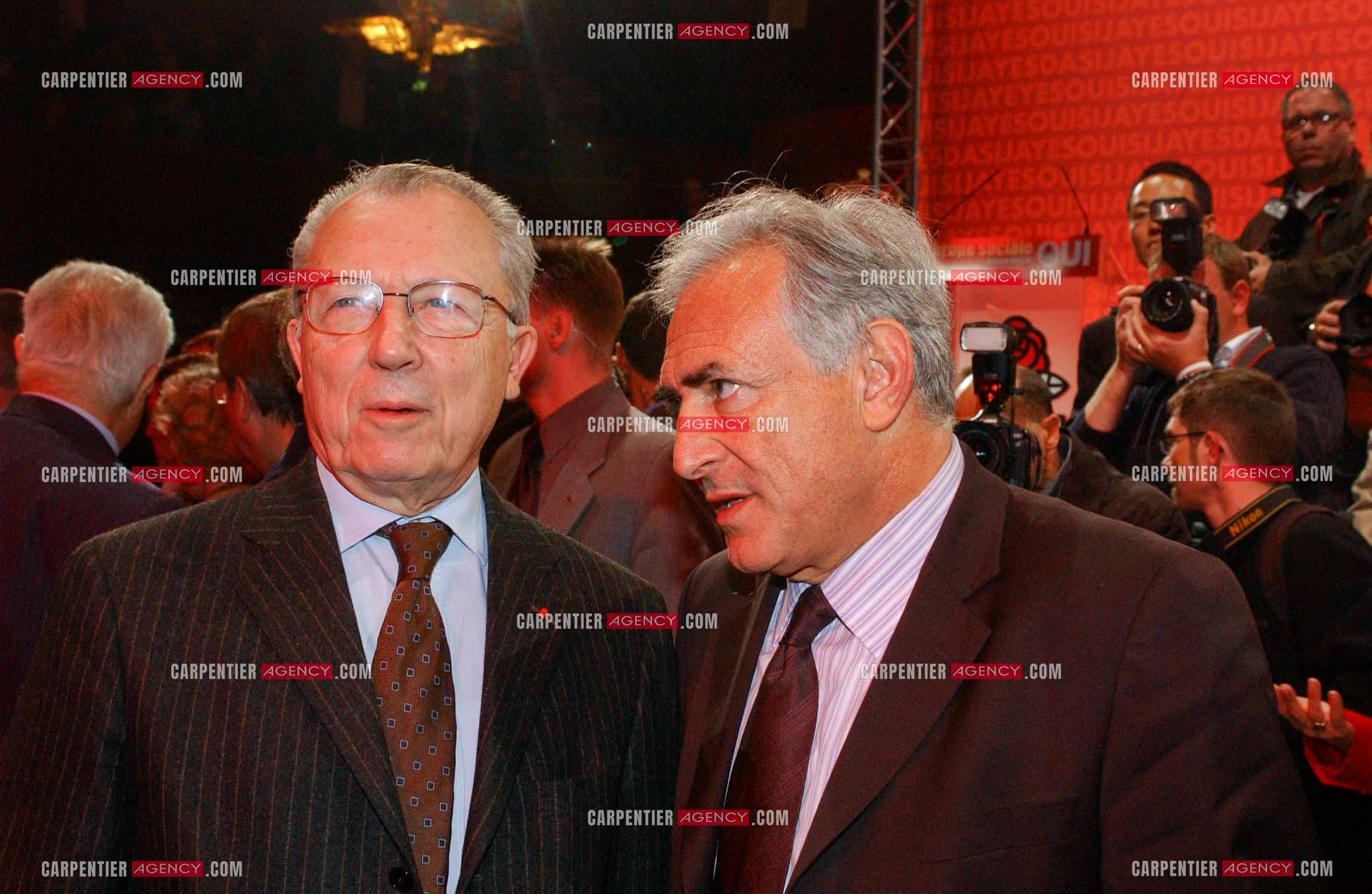 Grand meeting " OUI A L'EUROPE SOCIALE “ à Paris réunissant la Gauche le 18 Mai 2005. Jacques Delors et Dominique Strauss-Kahn.