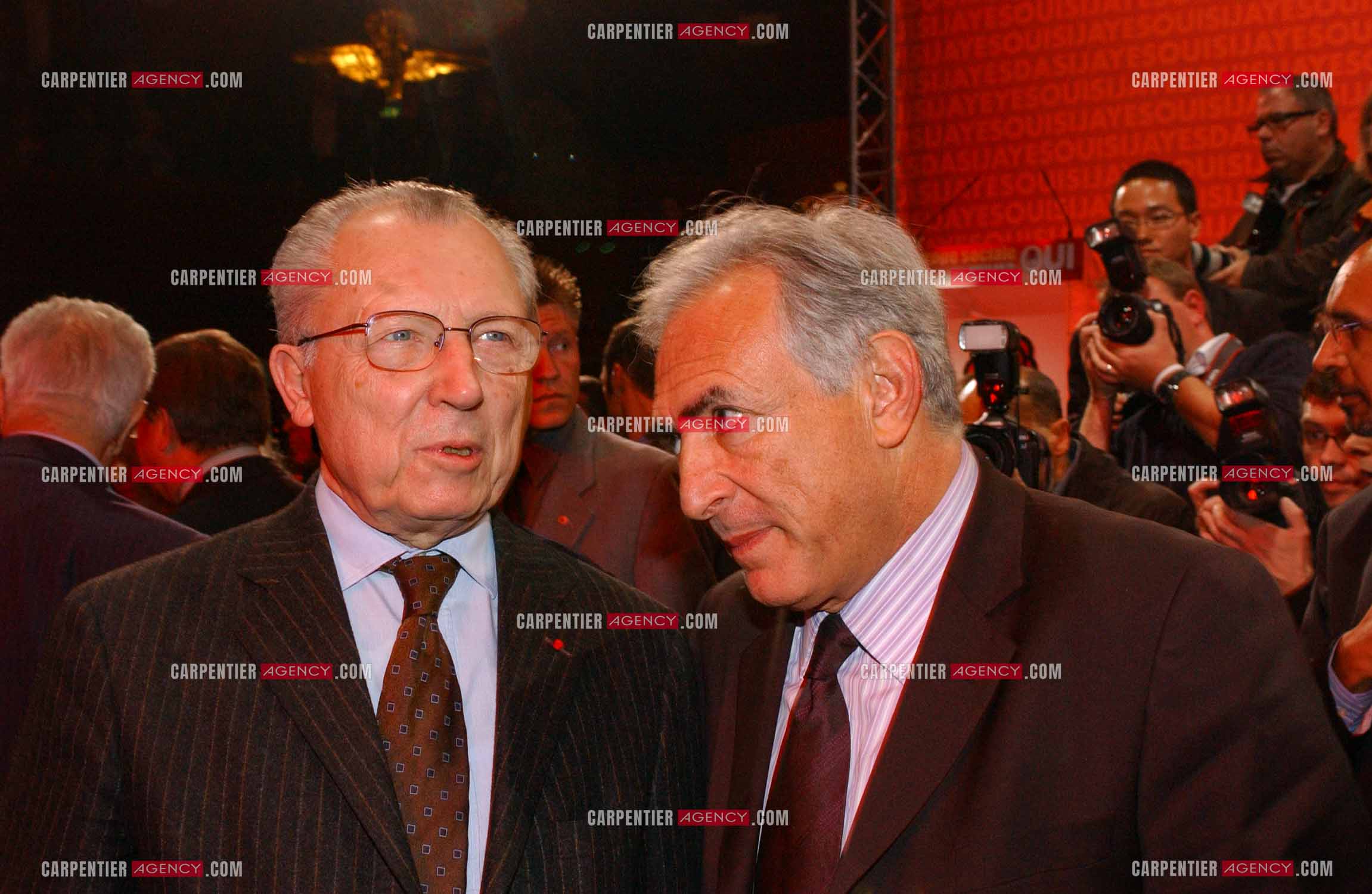 Grand meeting " OUI A L'EUROPE SOCIALE “ à Paris réunissant la Gauche le 18 Mai 2005. Jacques Delors et Dominique Strauss-Kahn.