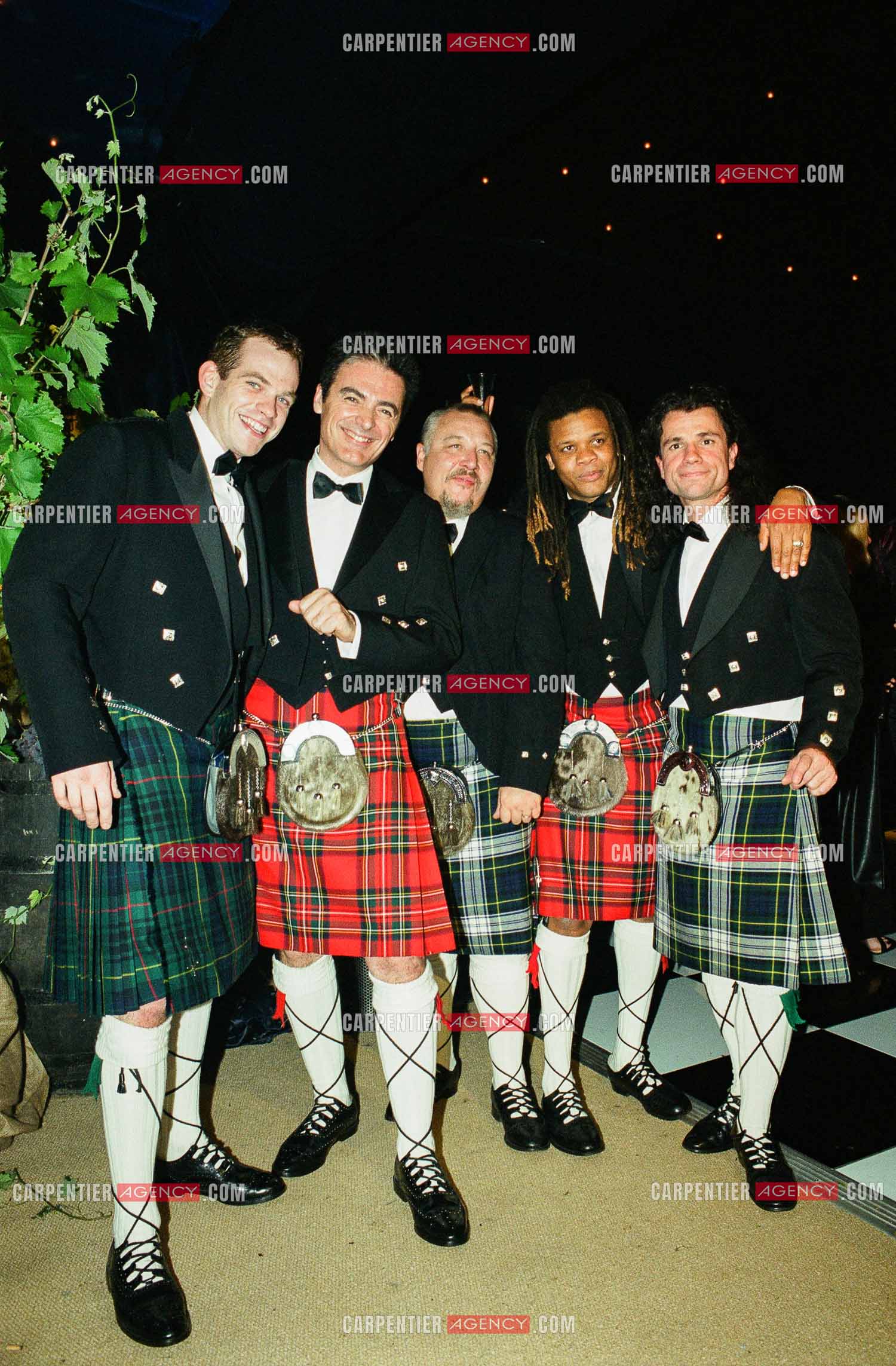 Les artistes principaux de la comédie musicale Notre Dame de Paris pour la première à Londres: Garou, Daniel Lavoie, Manu Guiot, Luc Mervil et Bruno Pelletier habillés comme des écossais en kilt.      ( Exclusif )