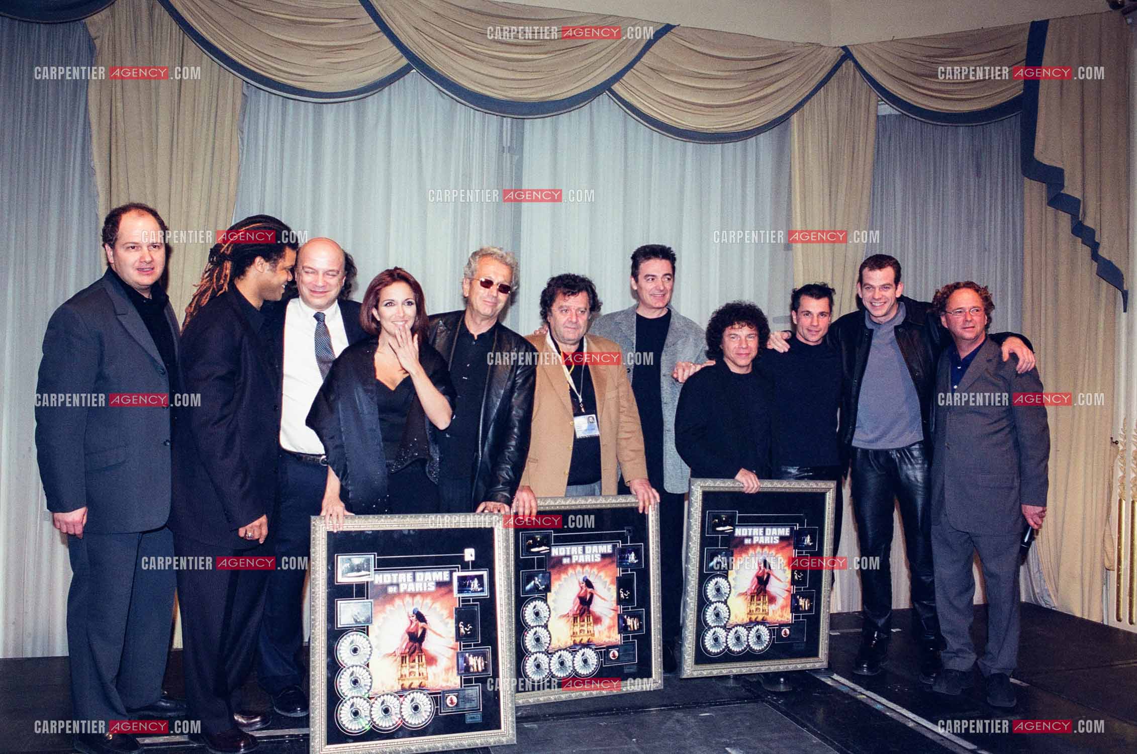 Les producteurs et artistes de la troupe de la comédie musicale Notre Dame De Paris réunis au Midem pour recevoir le triple disque de platine: Mario Lefebvre, Luck Mervil, Victor Bosch, Hélène Ségara, Luc Plamondon, Charles Talar, Daniel Lavoie, Richard Cocciante, Bruno Pelletier et Garou.    ( Exclusif )