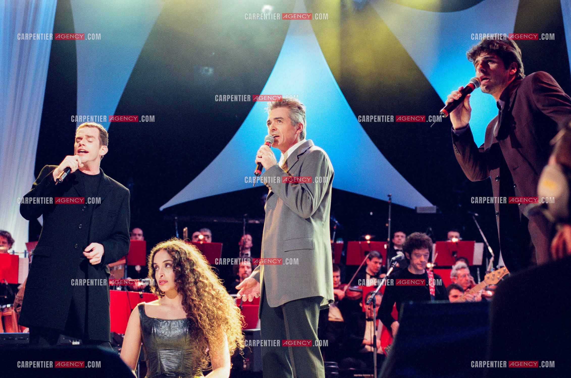 Les artistes principaux de la comédie musicale Notre Dame de Paris Garou, Daniel Lavoie, Patrick Fiori et la chanteuse Noa sur la scène de l'Olympia lors des Victoires de la musique pour interprèter le titre " BELLE “.