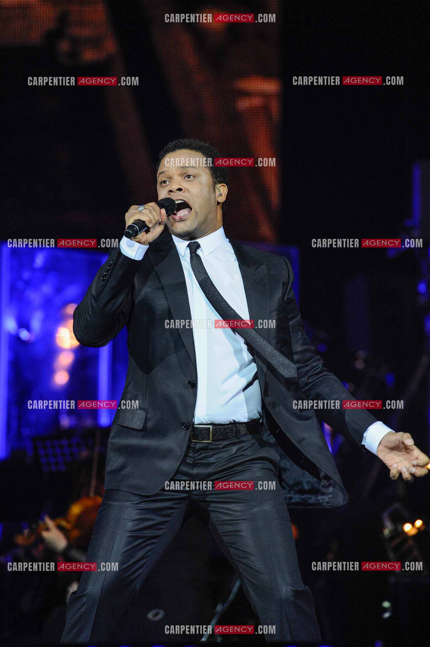 Évènement sur deux jours au POPB de Paris Bercy, la troupe originale de la comédie musicale Notre Dame de Paris. Le chanteur Luck Mervil.