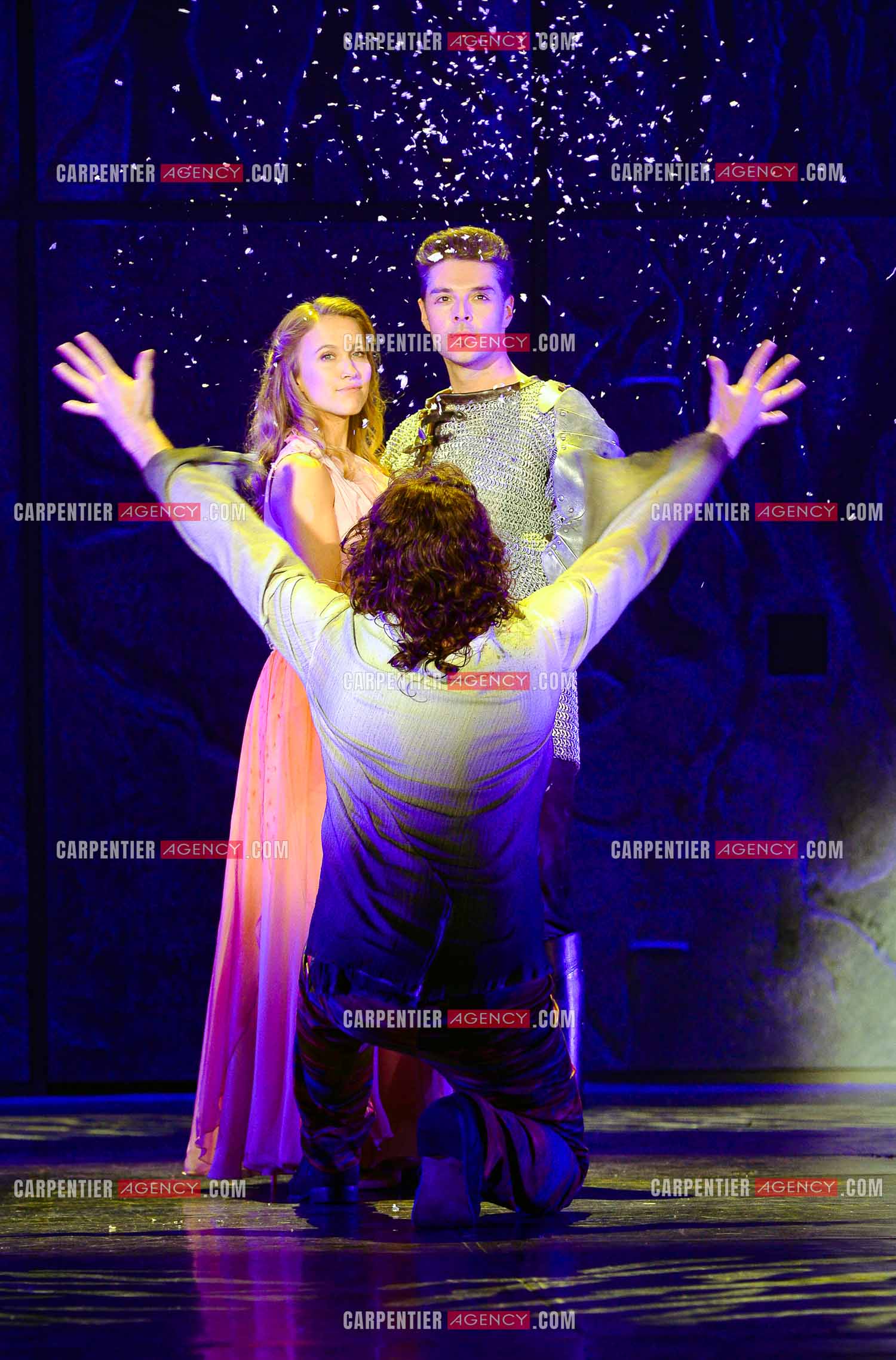 25 èm anniversaire de la comédie musicale Notre Dame de Paris.           Nouvelle  version depuis 2016. Dans le rôle de Fleur-de-Lys, la chanteuse Alyzée Lalande et le chanteur Martin Giroux pour le tableau " Ces Diamants-Là “.       ( Exclusif )