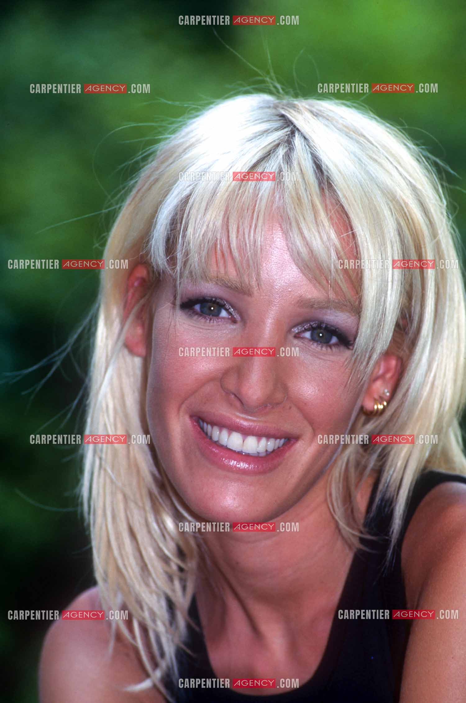 Portrait de la chanteuse Ophélie Winter à Paris à l'âge de 22 ans.    ( Exclusif )