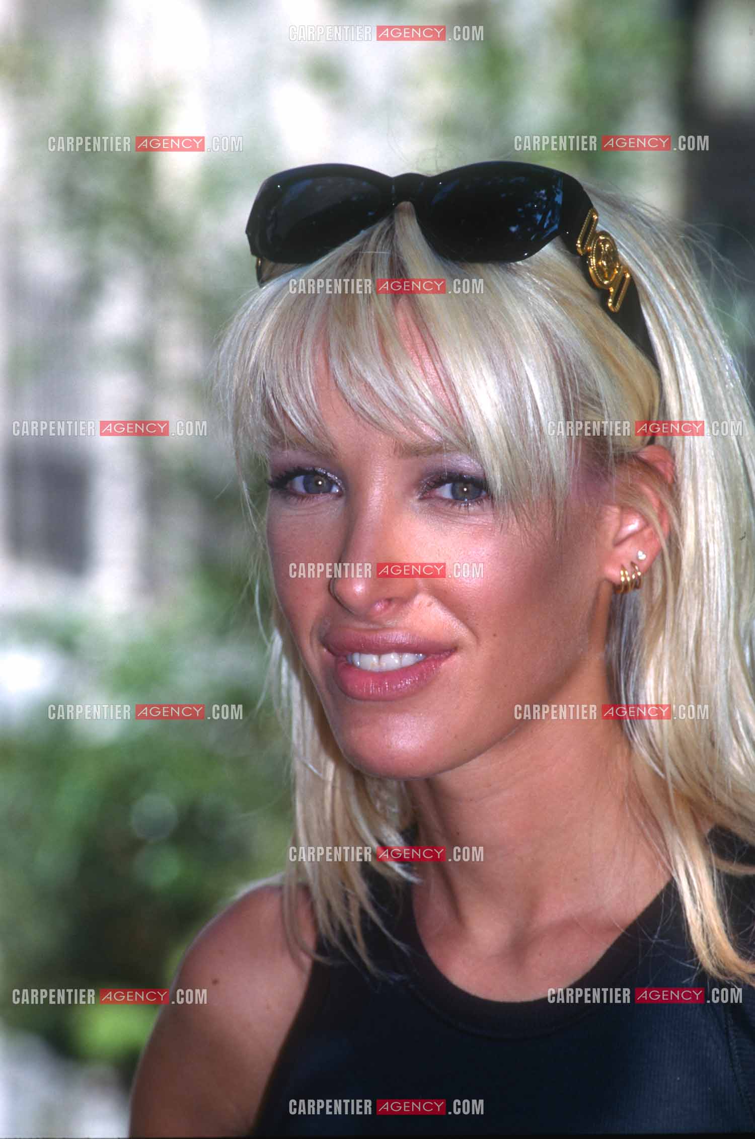 Portrait de la chanteuse Ophélie Winter à Paris à l'âge de 22 ans.    ( Exclusif )