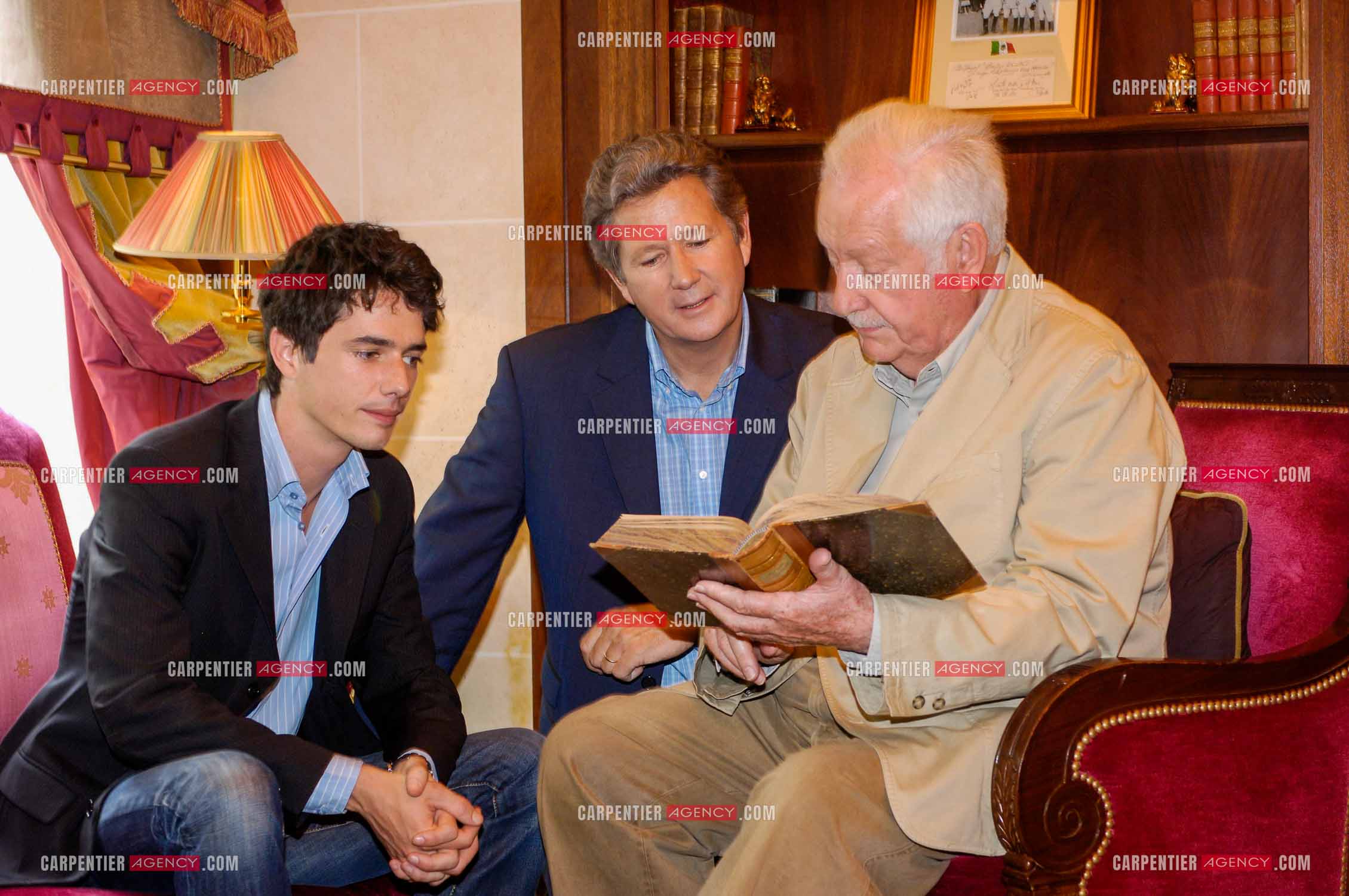 La famille Bellemare à Paris. Pierre Bellemare avec son fils Pierre Dhostel et son petit fils Franklin.  ( Exclusif )