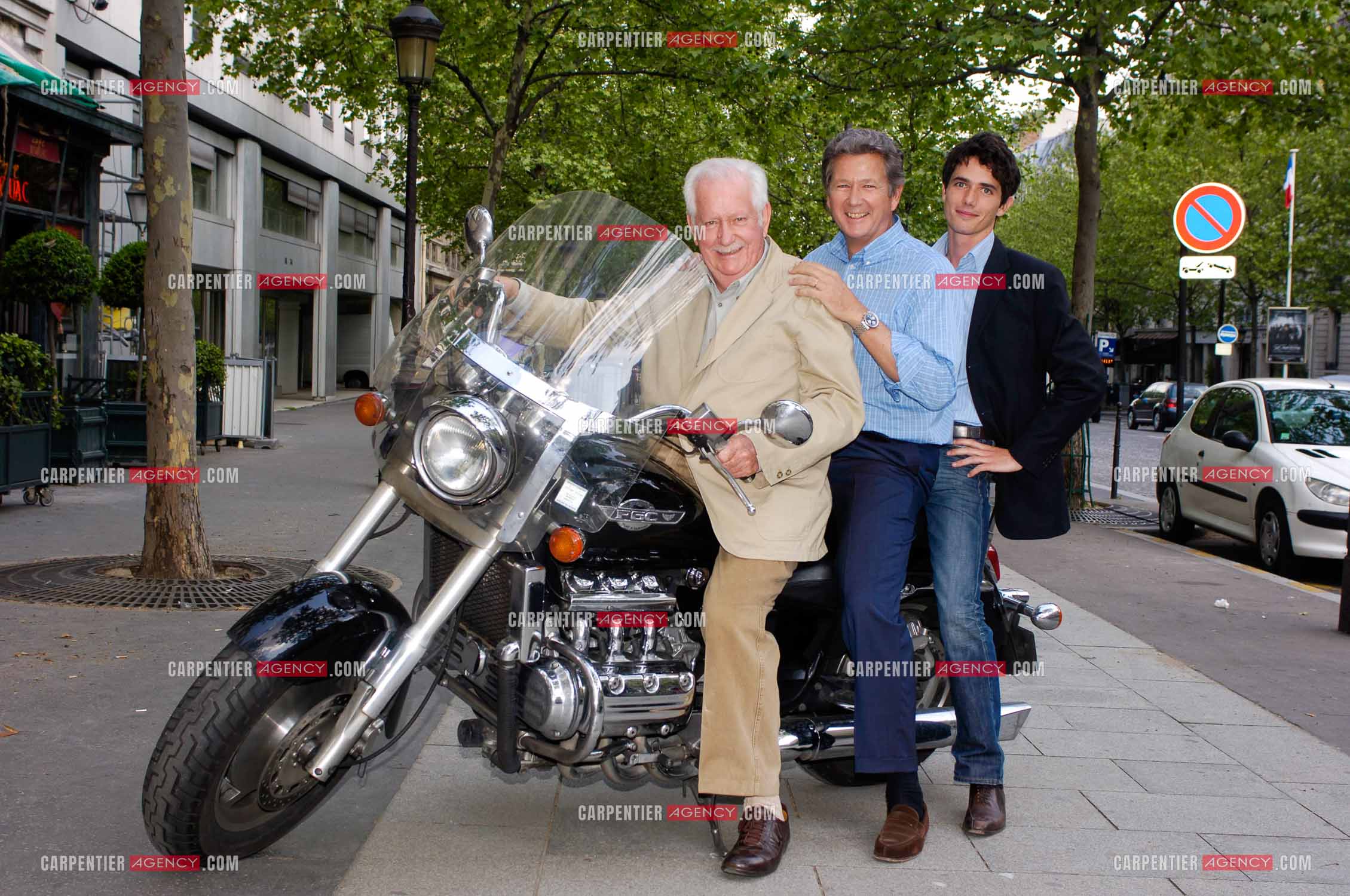 La famille Bellemare à Paris. Pierre Bellemare avec son fils Pierre Dhostel et son petit fils Franklin.  ( Exclusif )