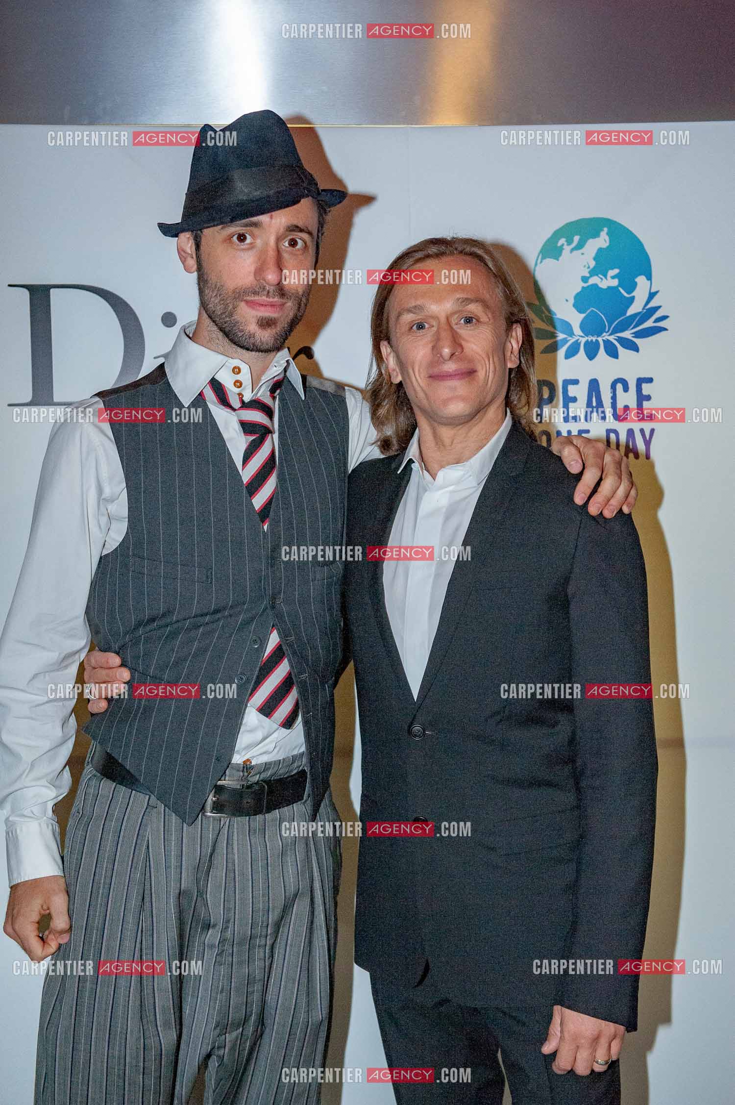 Concert au Zénith de Paris donné pour la journée internationale de la paix. Le chanteur Anglais Charlie Winston et l'acteur Jeremy Gilley.    ( Exclusif )