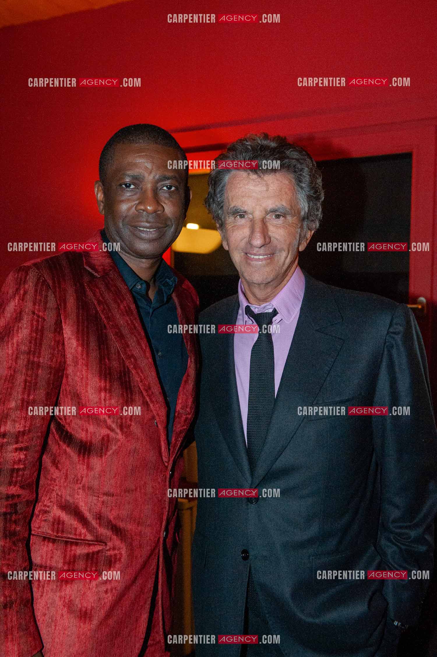 Concert au Zénith de Paris donné pour la journée internationale de la paix. Le chanteur Sénégalais Youssou N'Dour avec l'ex Ministre de la culture Jack Lang.      ( Exclusif )