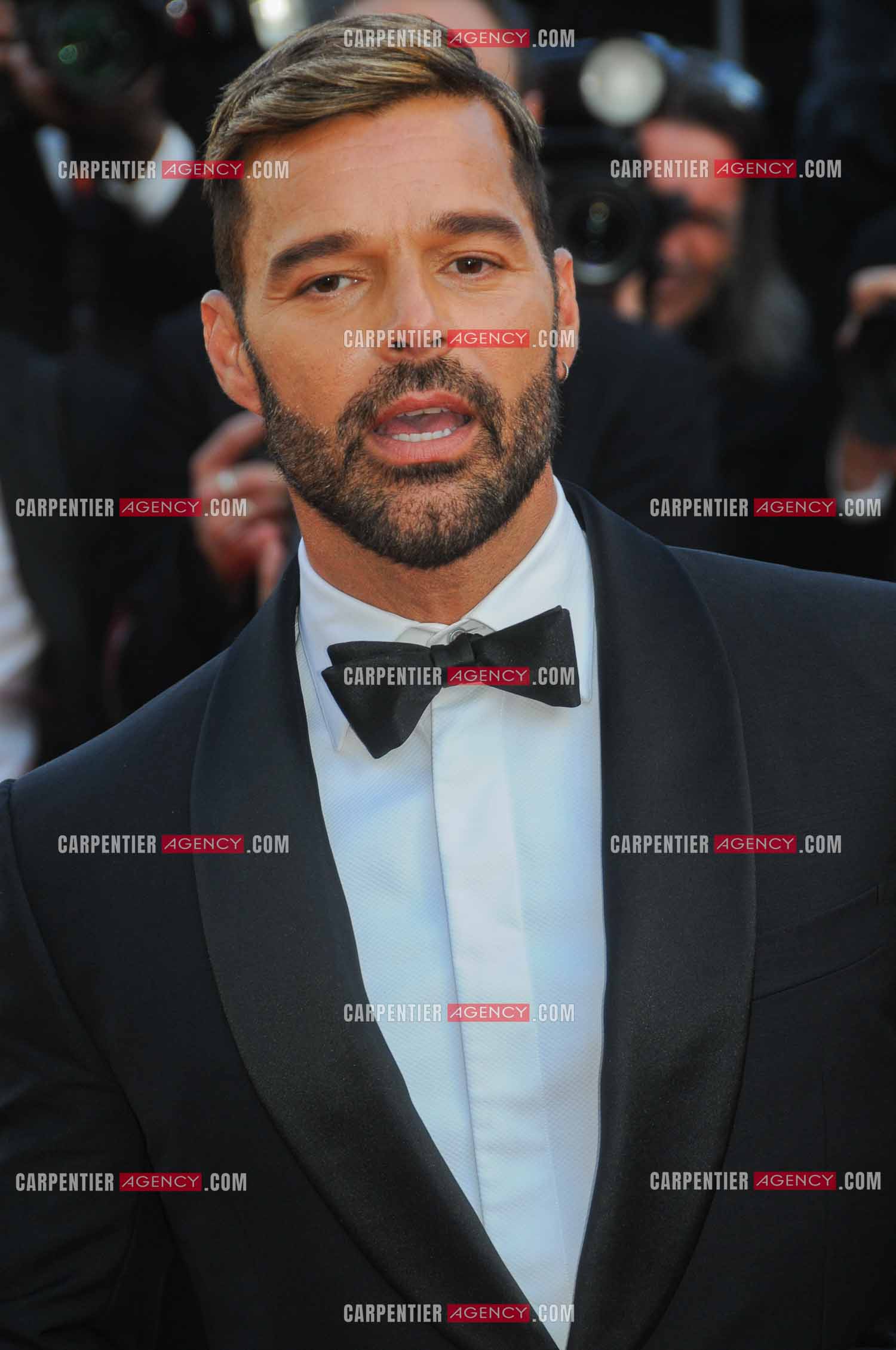 Pour le 9 èm jour du Festival de Cannes, le chanteur Ricky Martin monte les marches pour la projection en avant-première mondiale du film “ Elvis “.