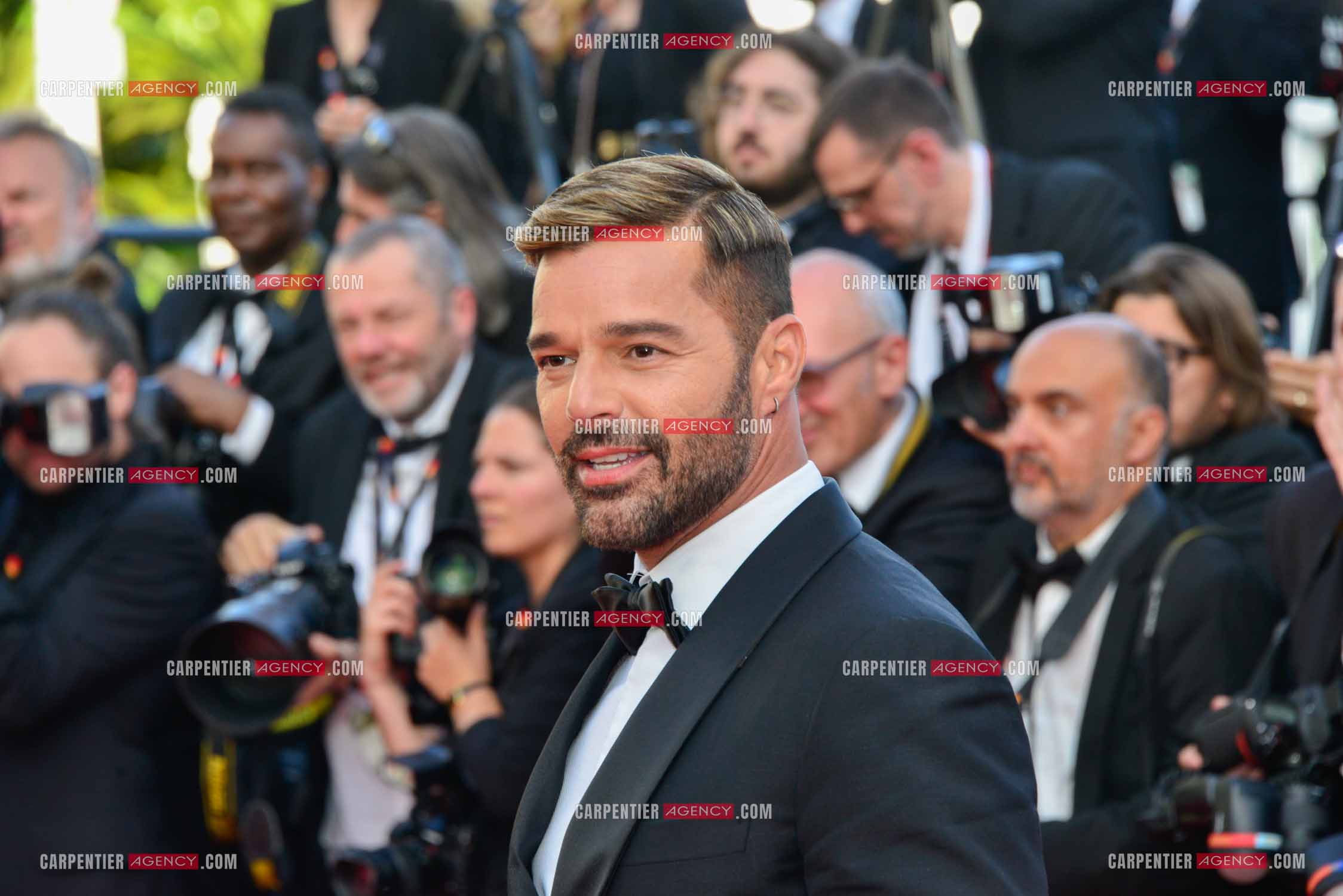 Pour le 9 èm jour du Festival de Cannes, le chanteur Ricky Martin monte les marches pour la projection en avant-première mondiale du film “ Elvis “.