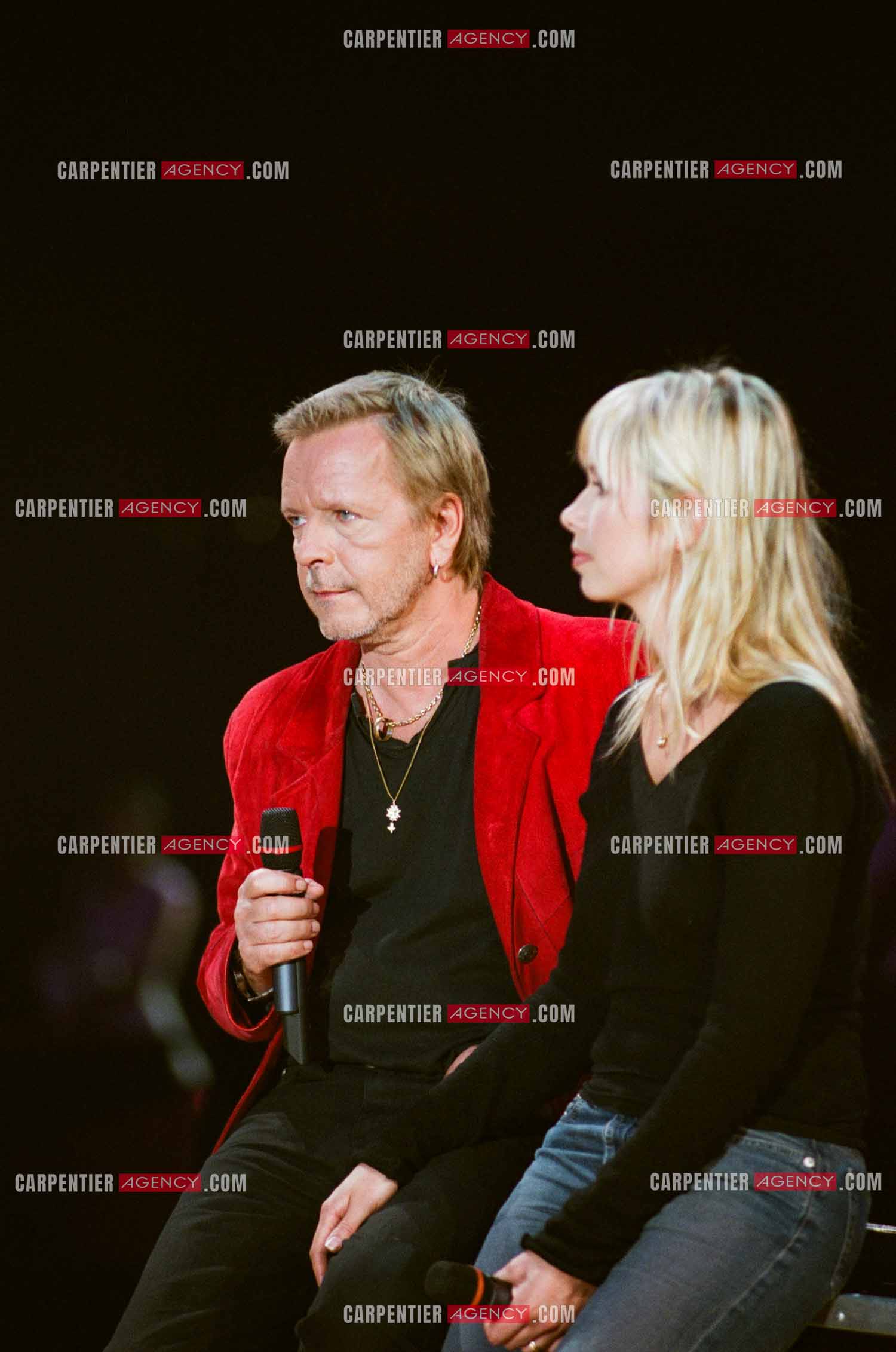 Le chanteur Renaud Séchan et sa femme Romane Serda en concert pour les 20 ans du Zénith de Paris.