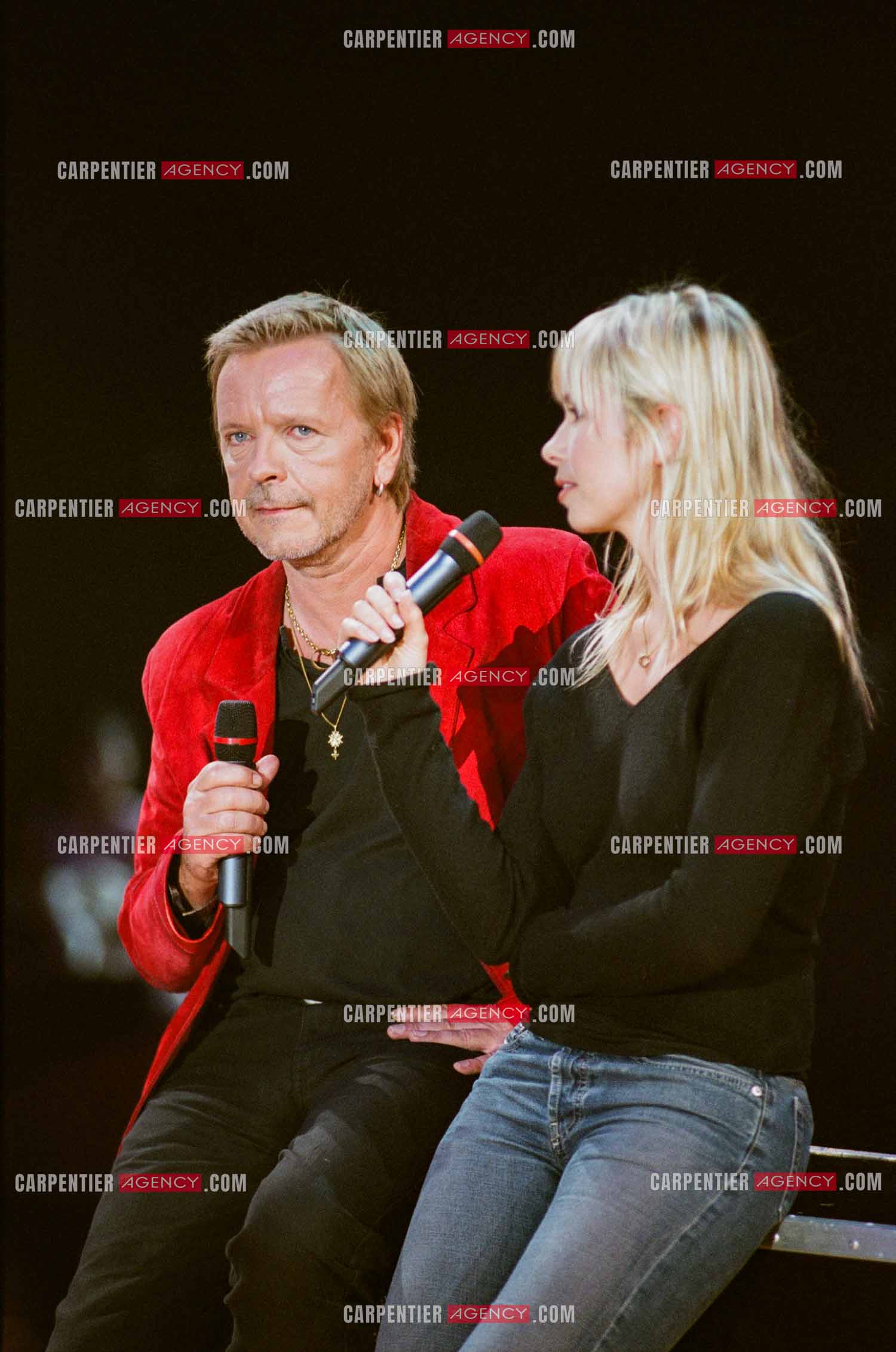 Le chanteur Renaud Séchan et sa femme Romane Serda en concert pour les 20 ans du Zénith de Paris.