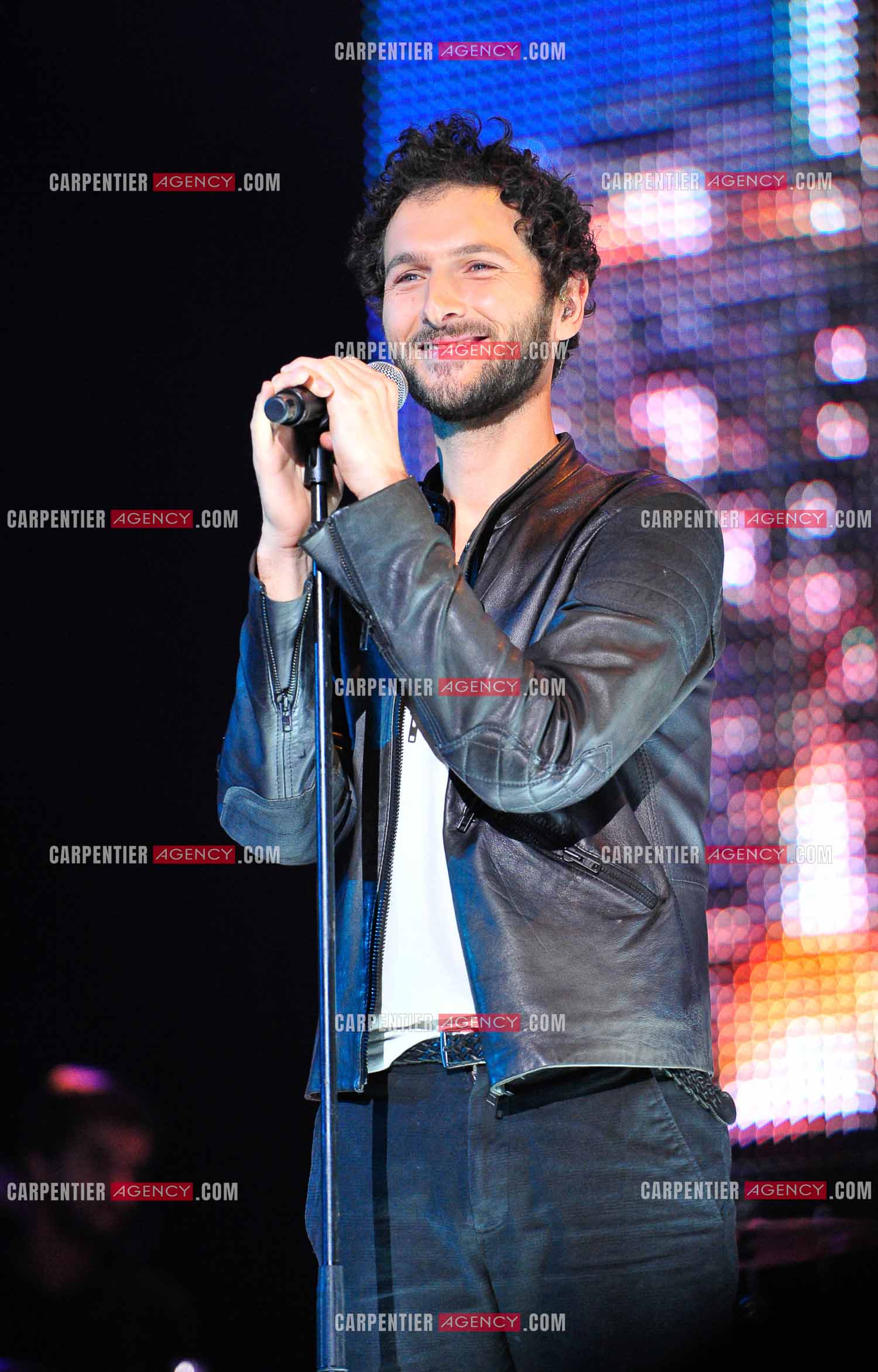Le chanteur Simon Buret du groupe Aaron en concert au Zénith de Paris.