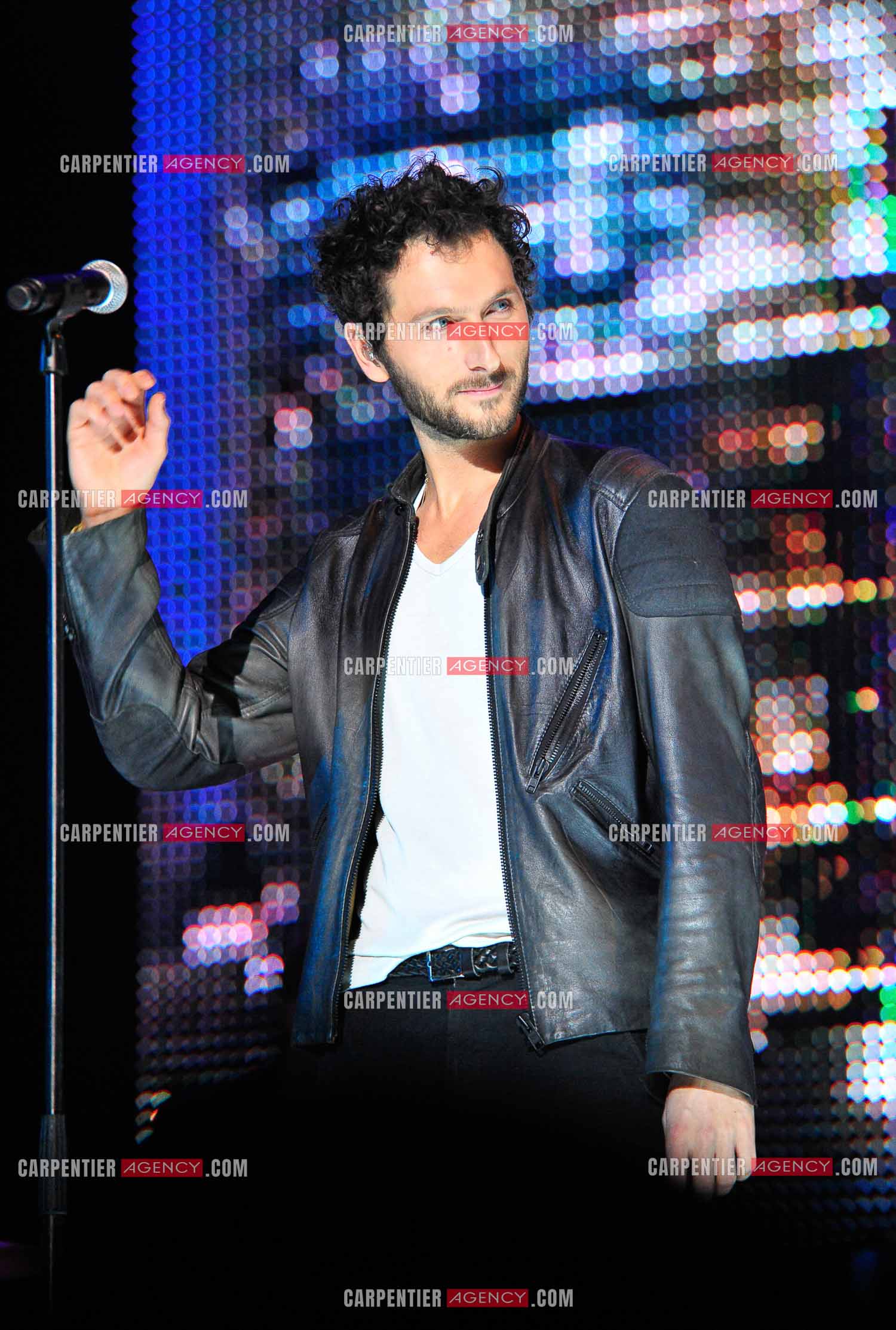 Le chanteur Simon Buret du groupe Aaron en concert au Zénith de Paris.