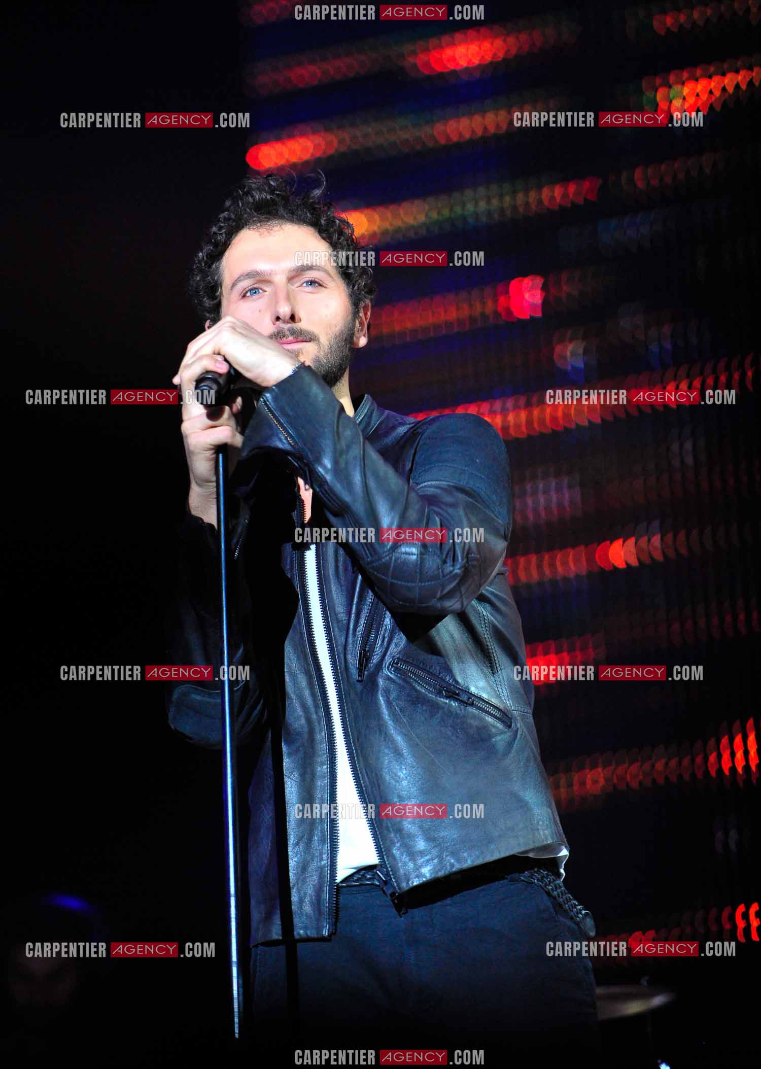 Le chanteur Simon Buret du groupe Aaron en concert au Zénith de Paris.